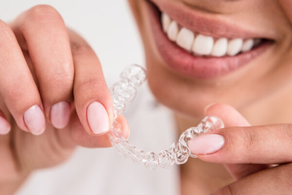 インビザライン治療で抜歯するメリットと抜歯が必要なケースを解説