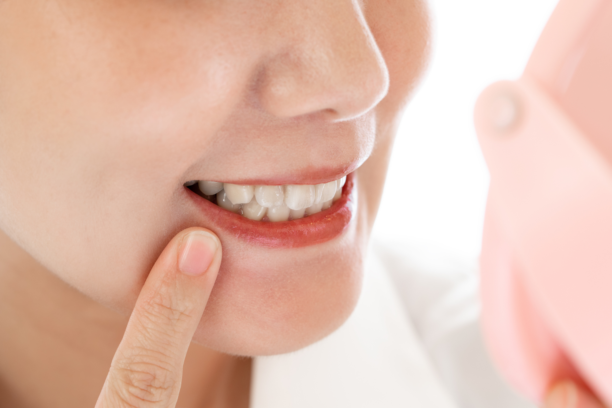 インビザラインで前歯のねじれは治療できる？メリットや注意点も解説