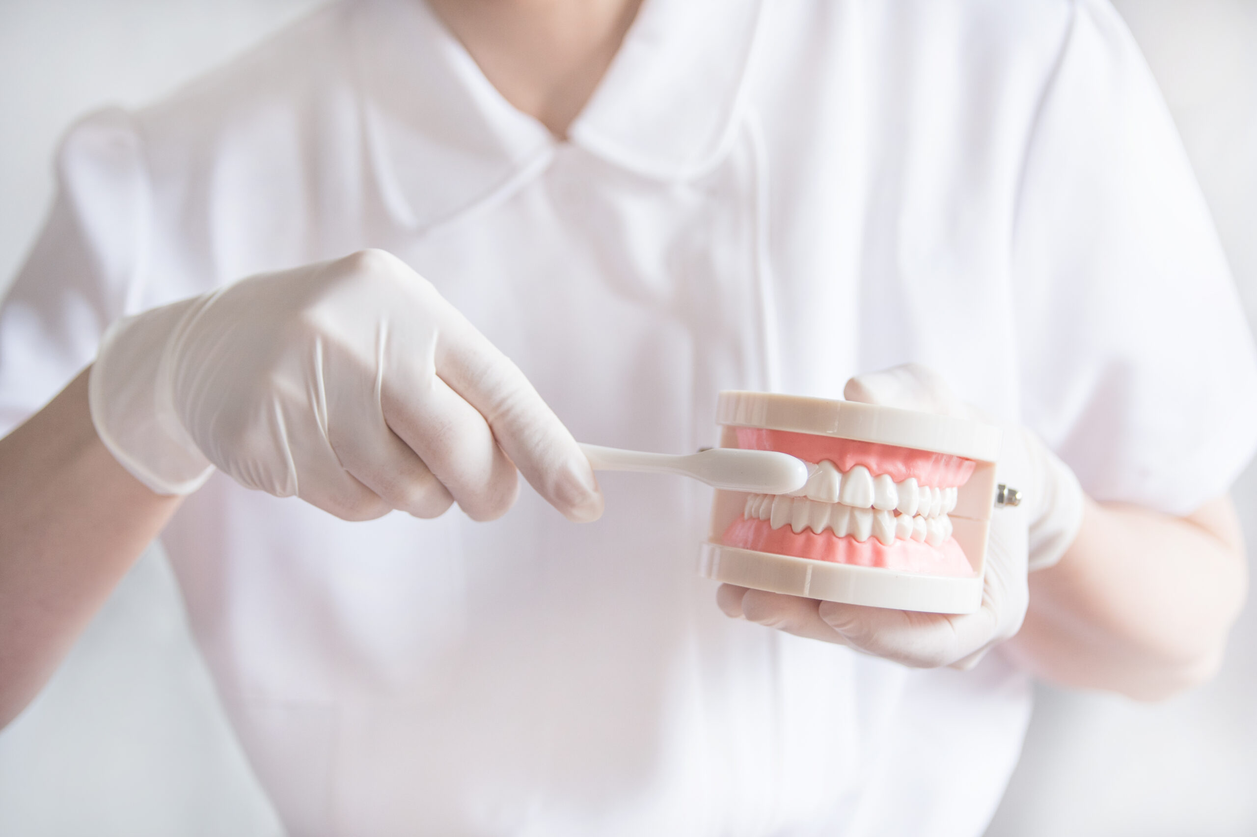 インビザライン中の歯磨きの仕方を指導する歯科衛生士