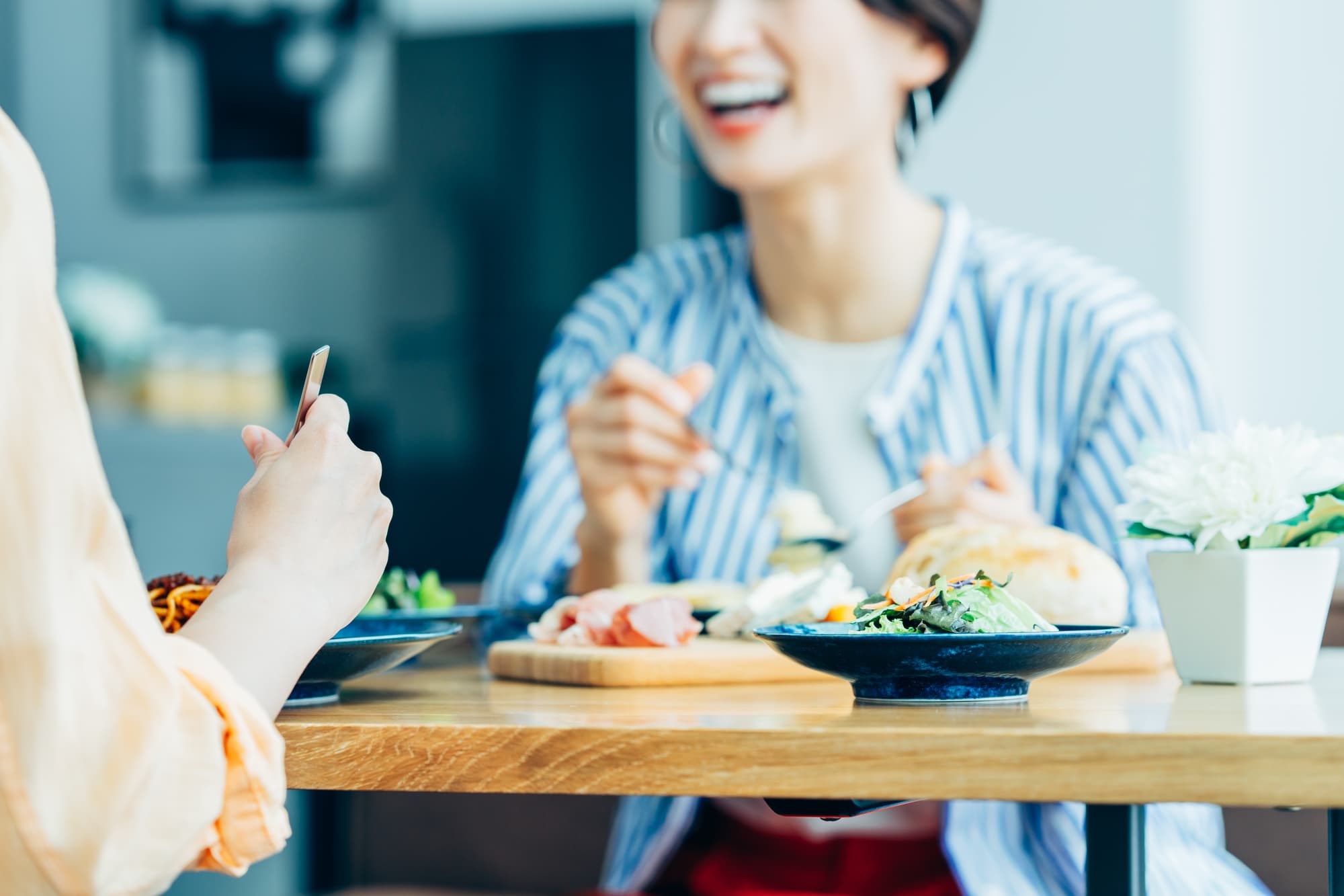 外食中の女性