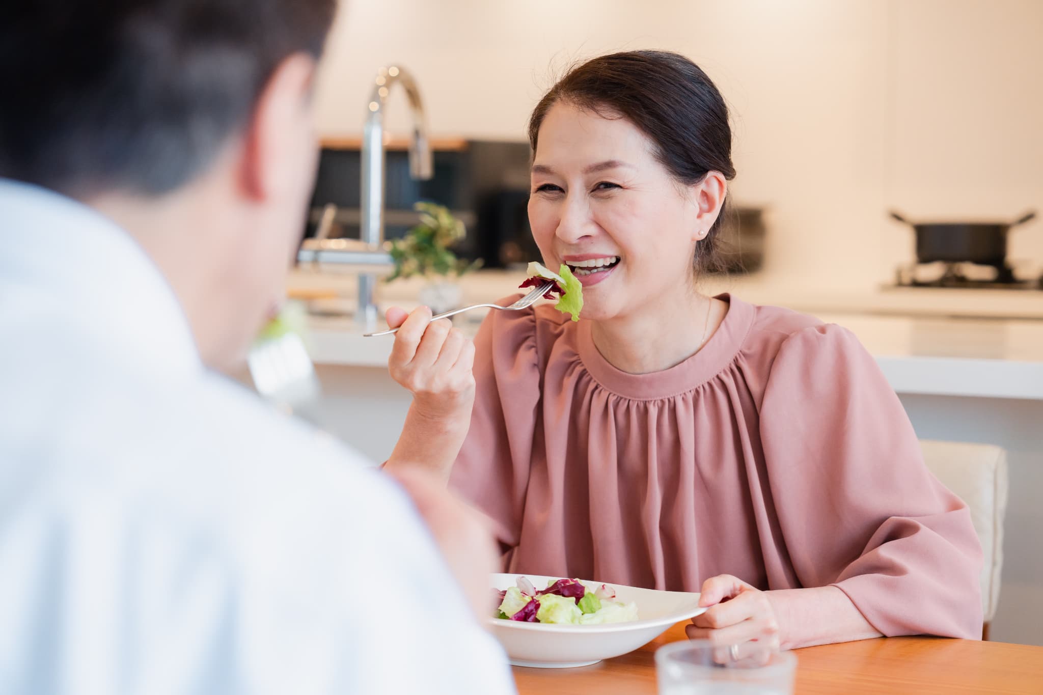 歯周病の外科治療で健康的に食事を楽しむ女性