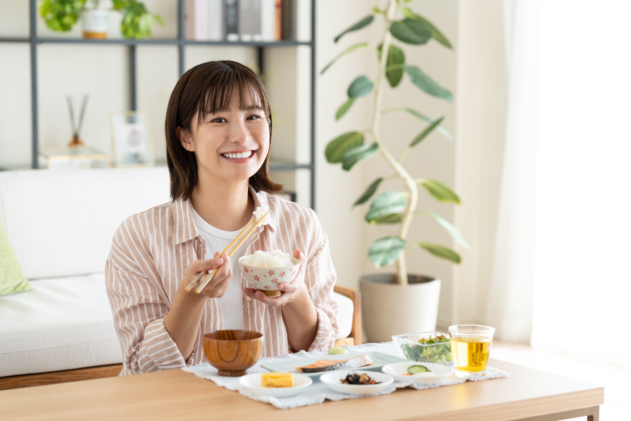 インプラント治療をして快適に食事を楽しむ女性