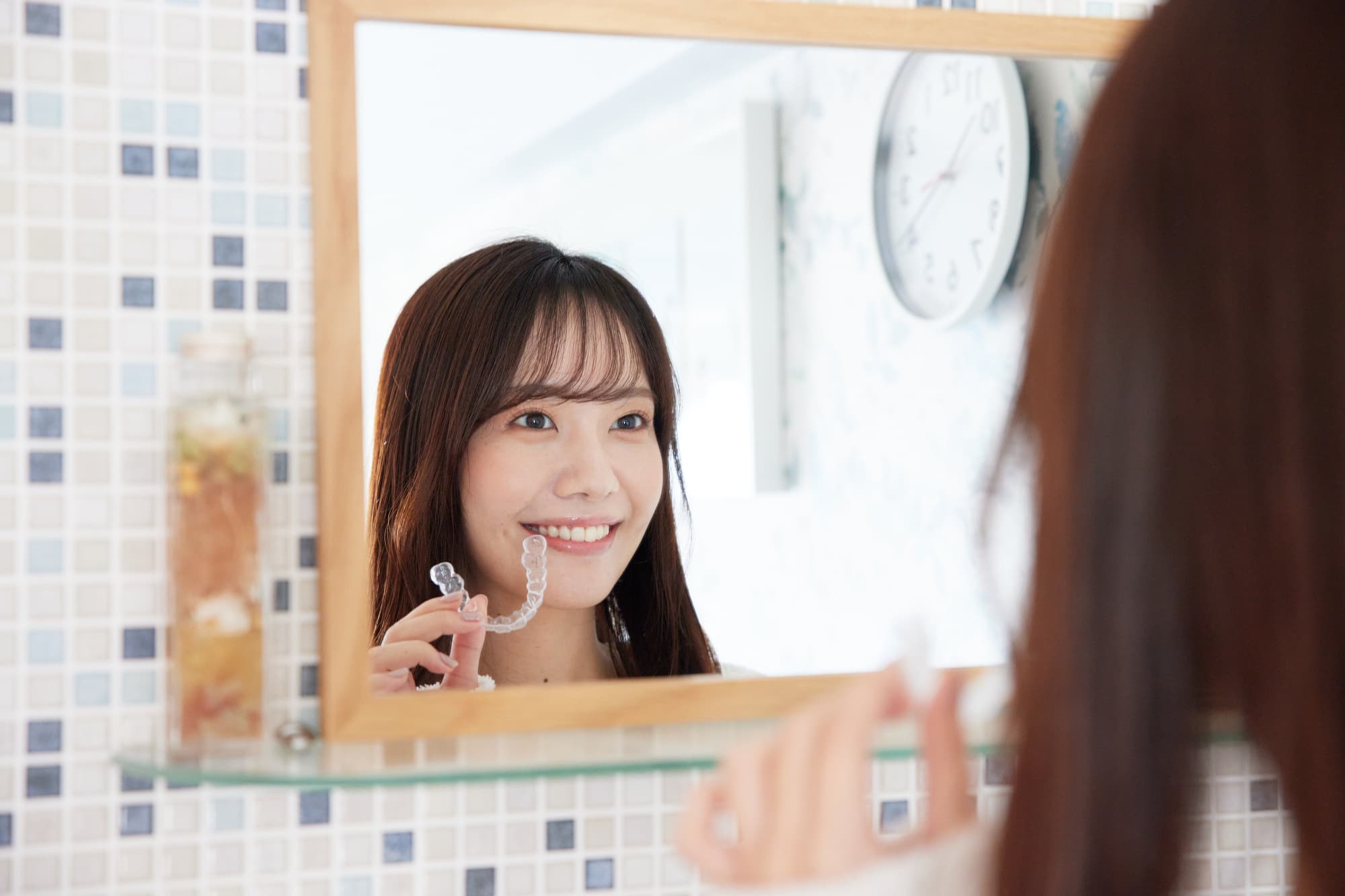 マウスピース矯正を続ける笑顔の女性
