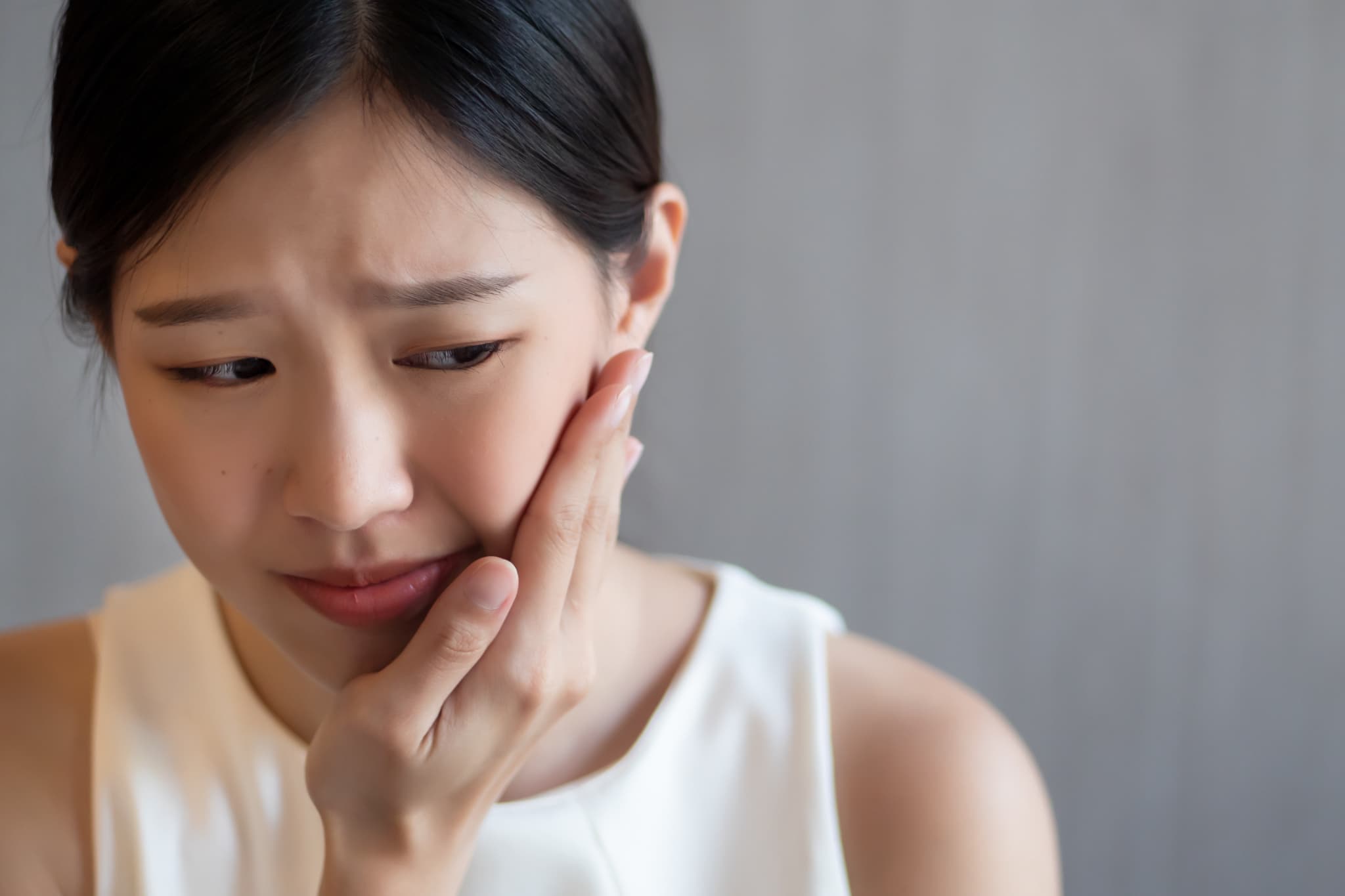 マウスピース矯正で抜歯後に痛みが出た女性
