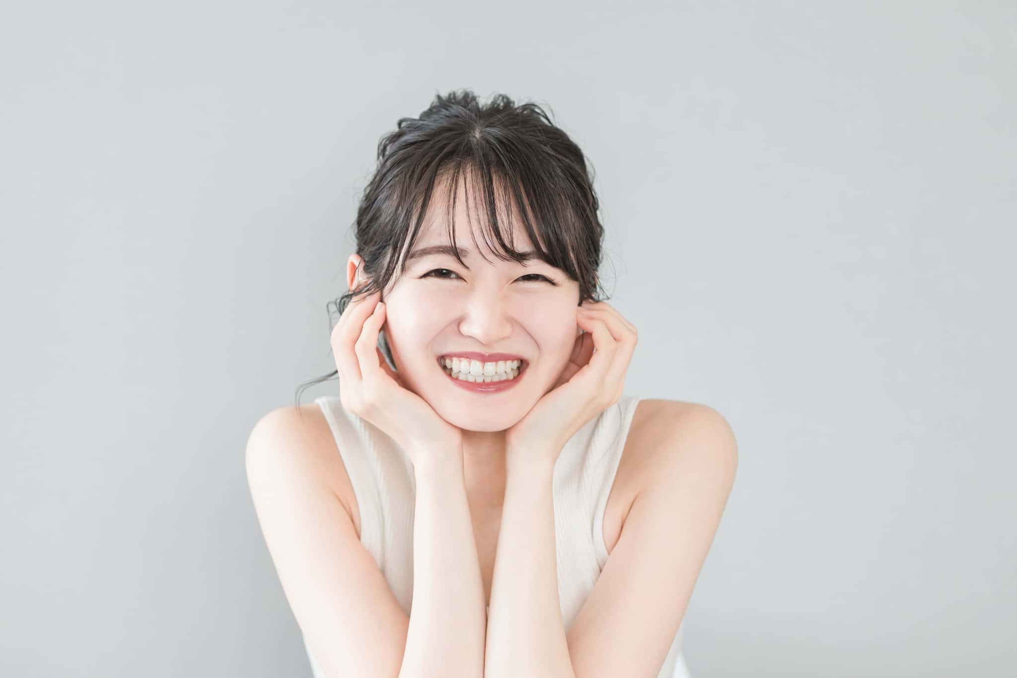 ホワイトニングをした白い歯で笑う女性