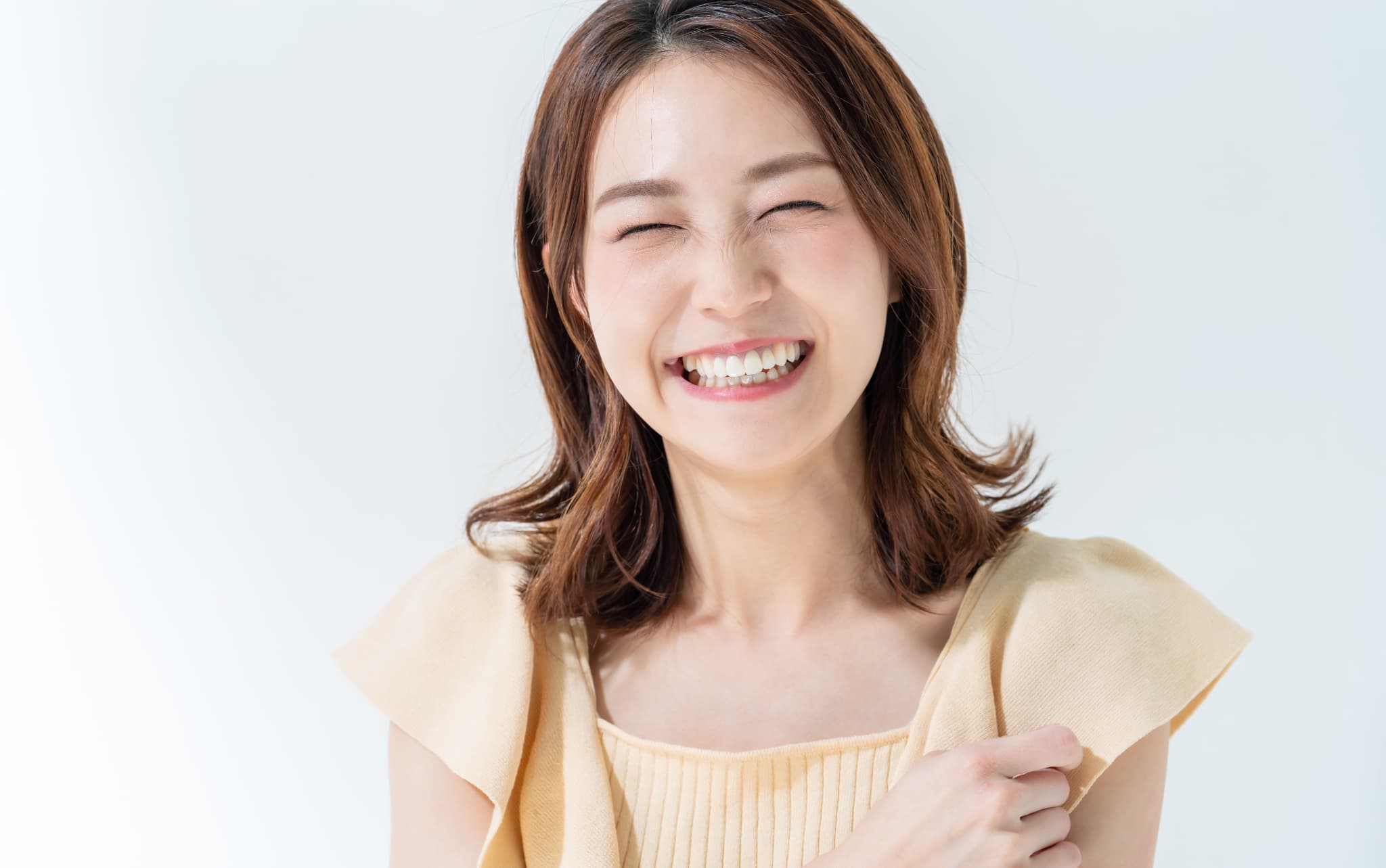 歯のクリーニングを受けて笑顔を見せる女性