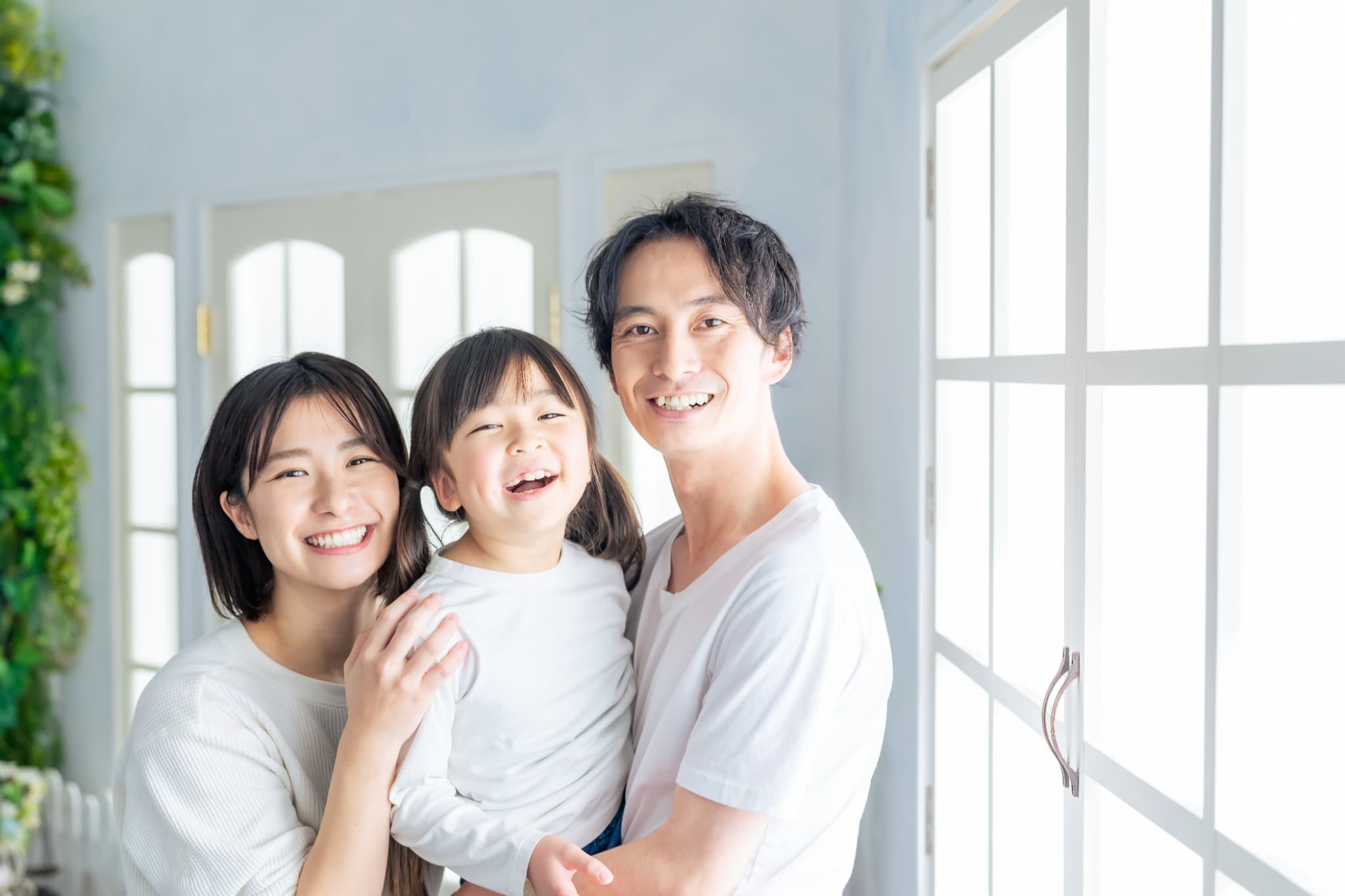 毎日のケアで虫歯を予防する小さい女の子と両親