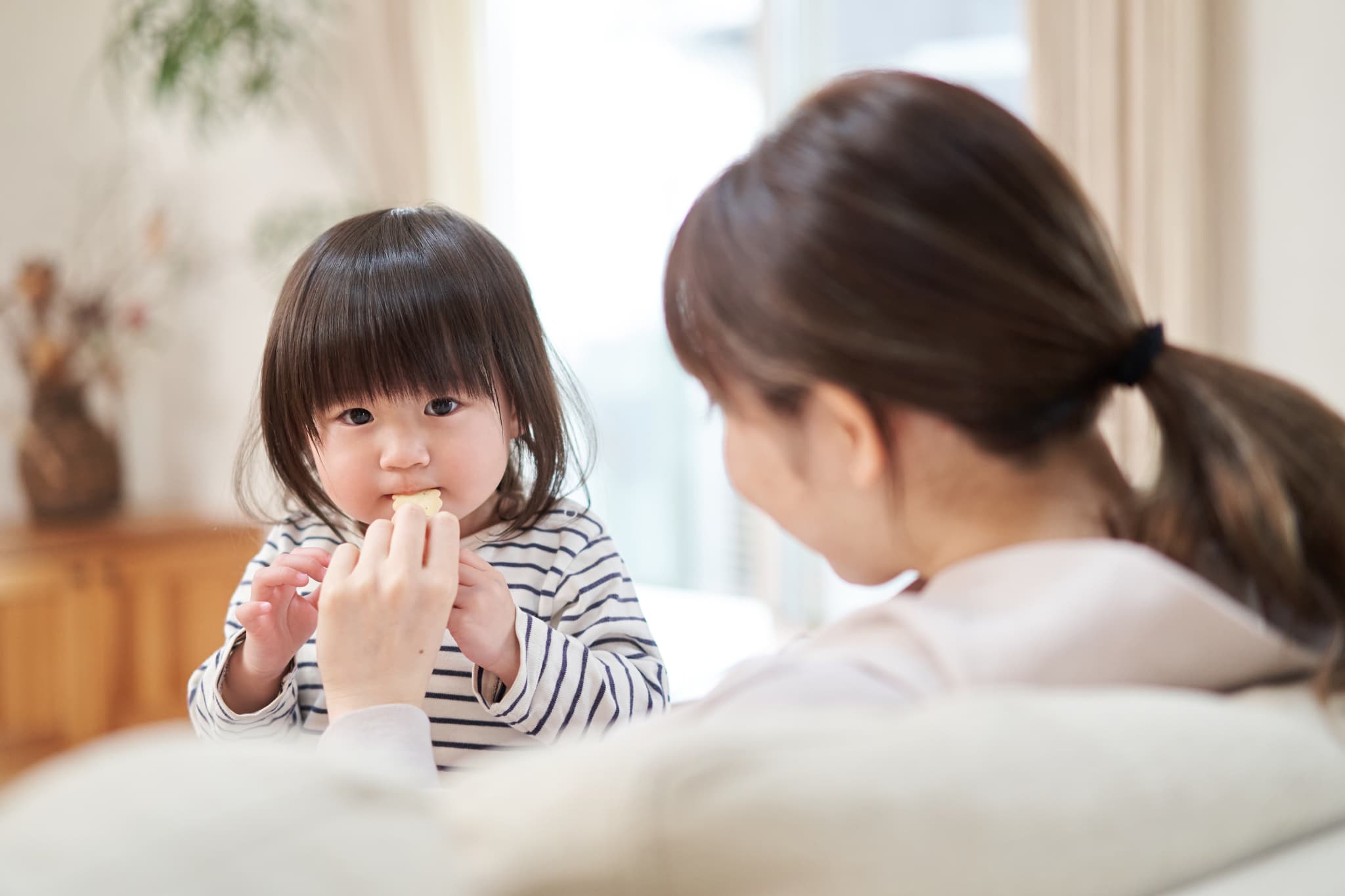 甘いおやつをたくさんたべる小さい女の子