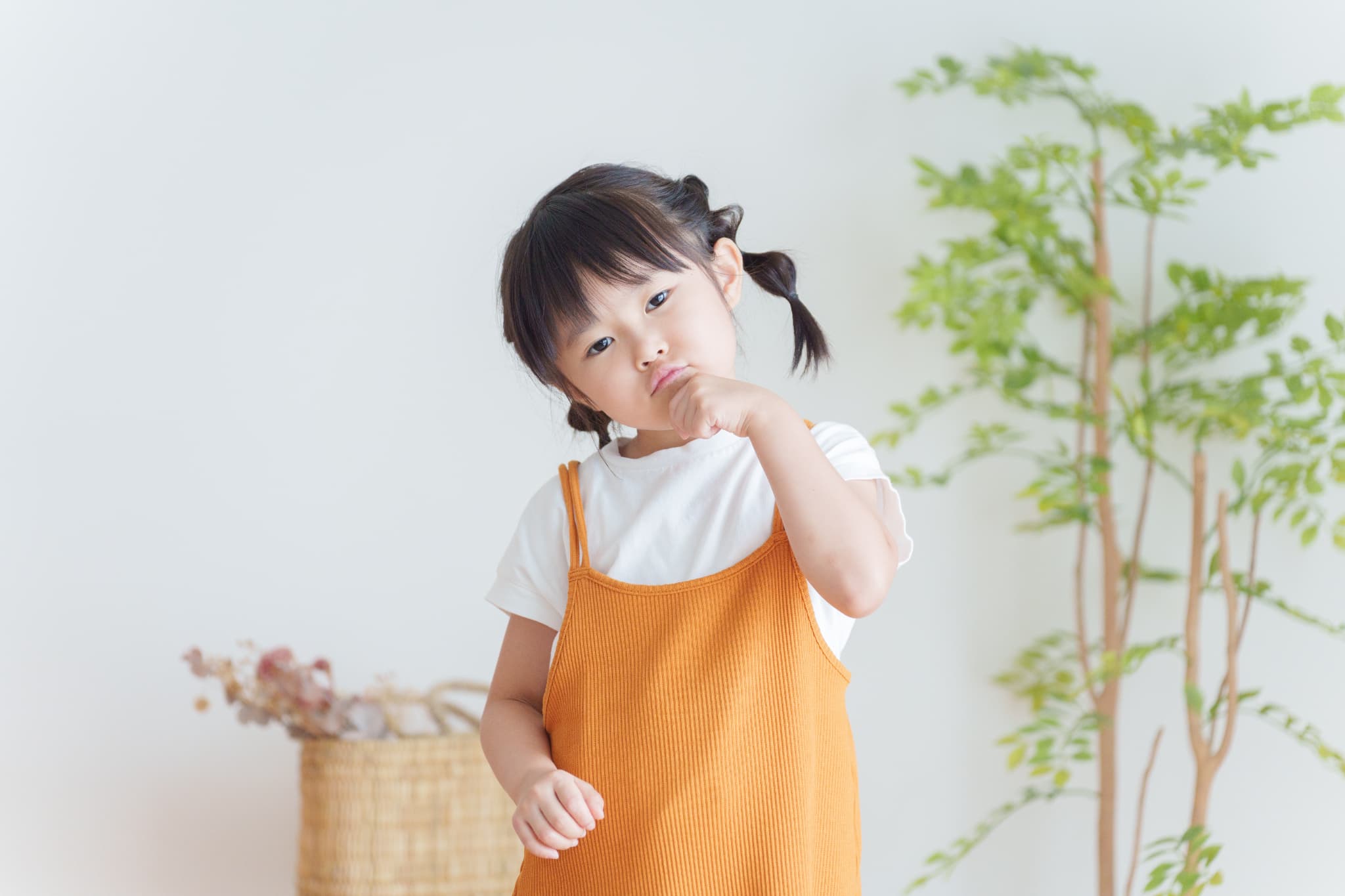 乳歯の虫歯は治療しないで大丈夫なのか考える小さい女の子