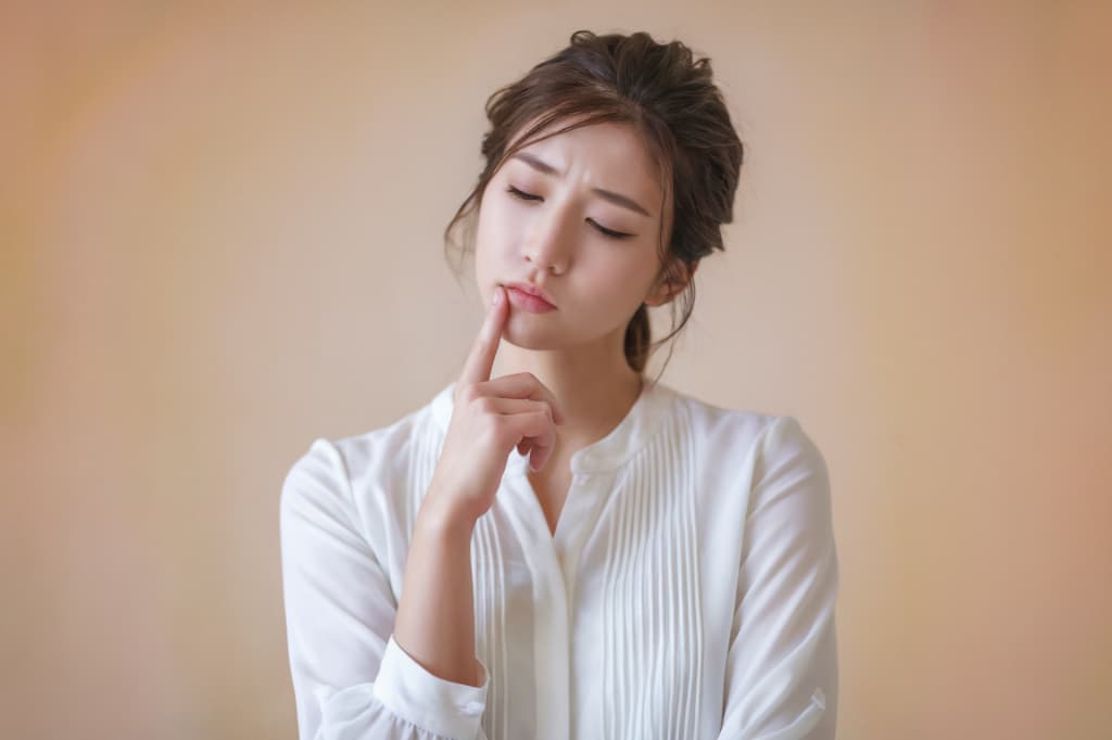 根管治療後は痛いのか考える女性