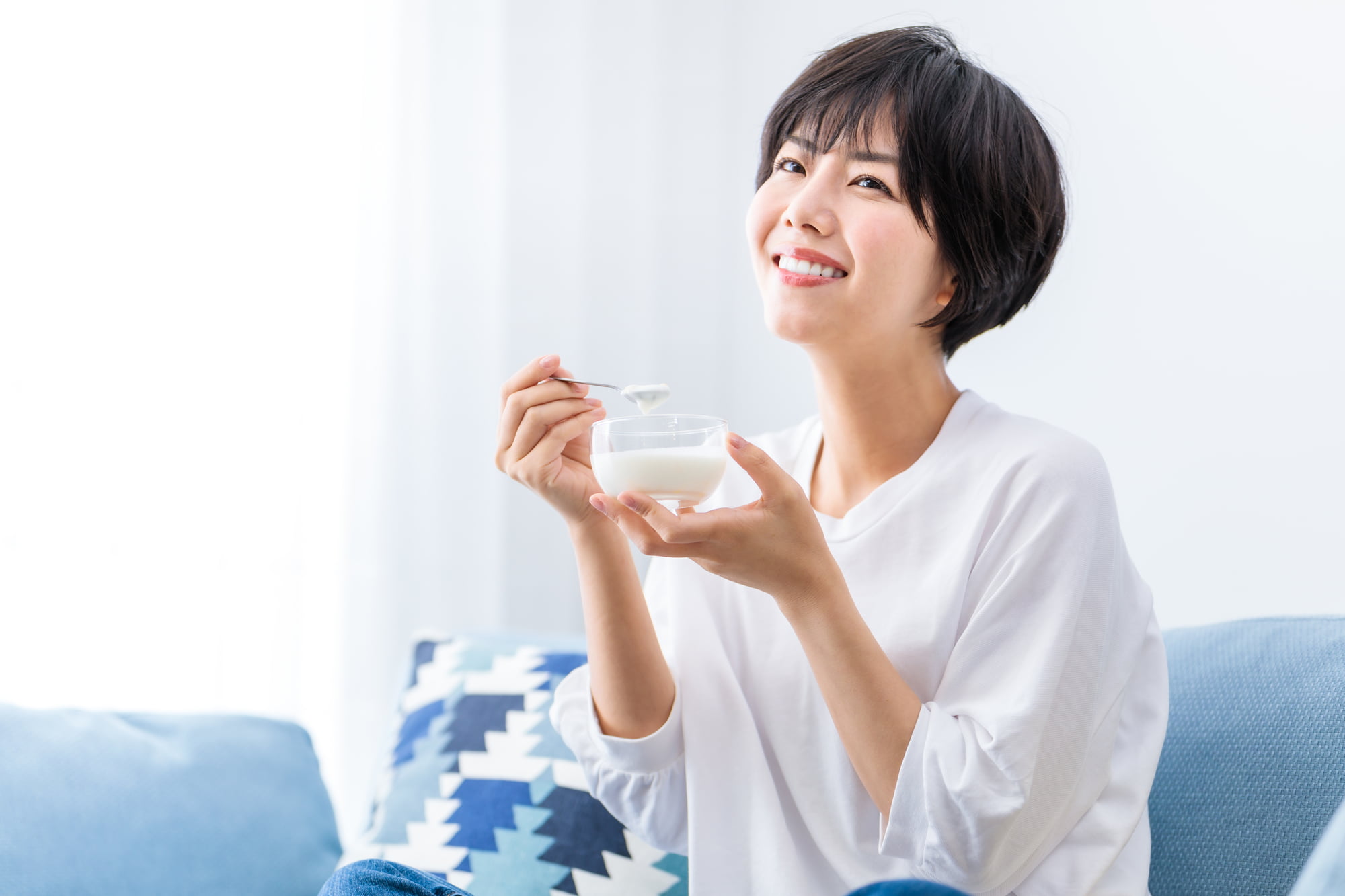 親知らずの治療が終わり美味しく食事をいただく女性