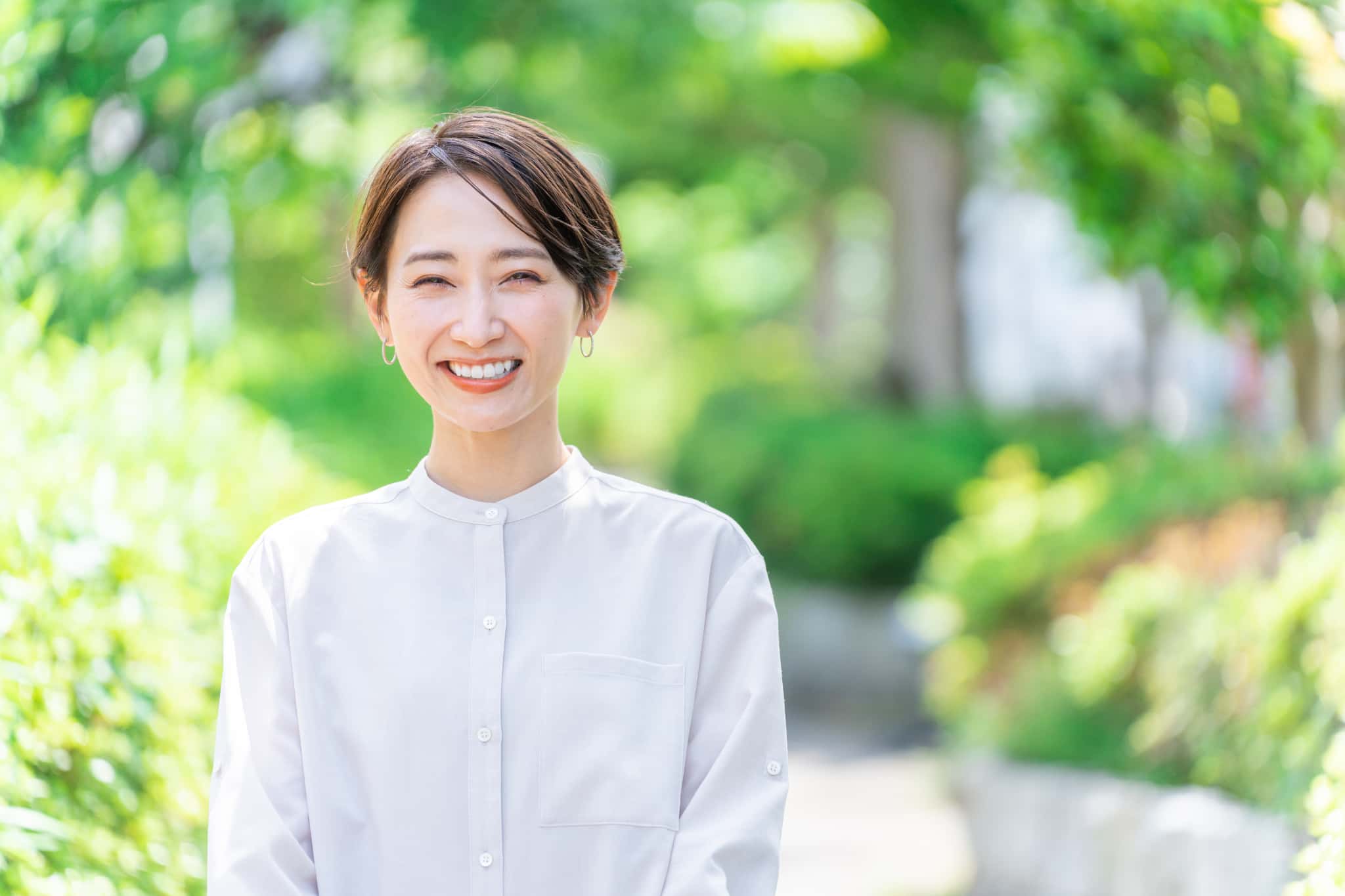 前歯の裏側の虫歯を治療して笑顔の女性