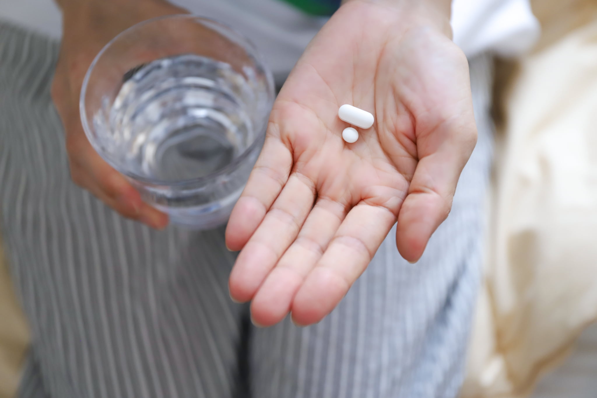 親知らずを抜いたあと鎮痛薬を服用する女性