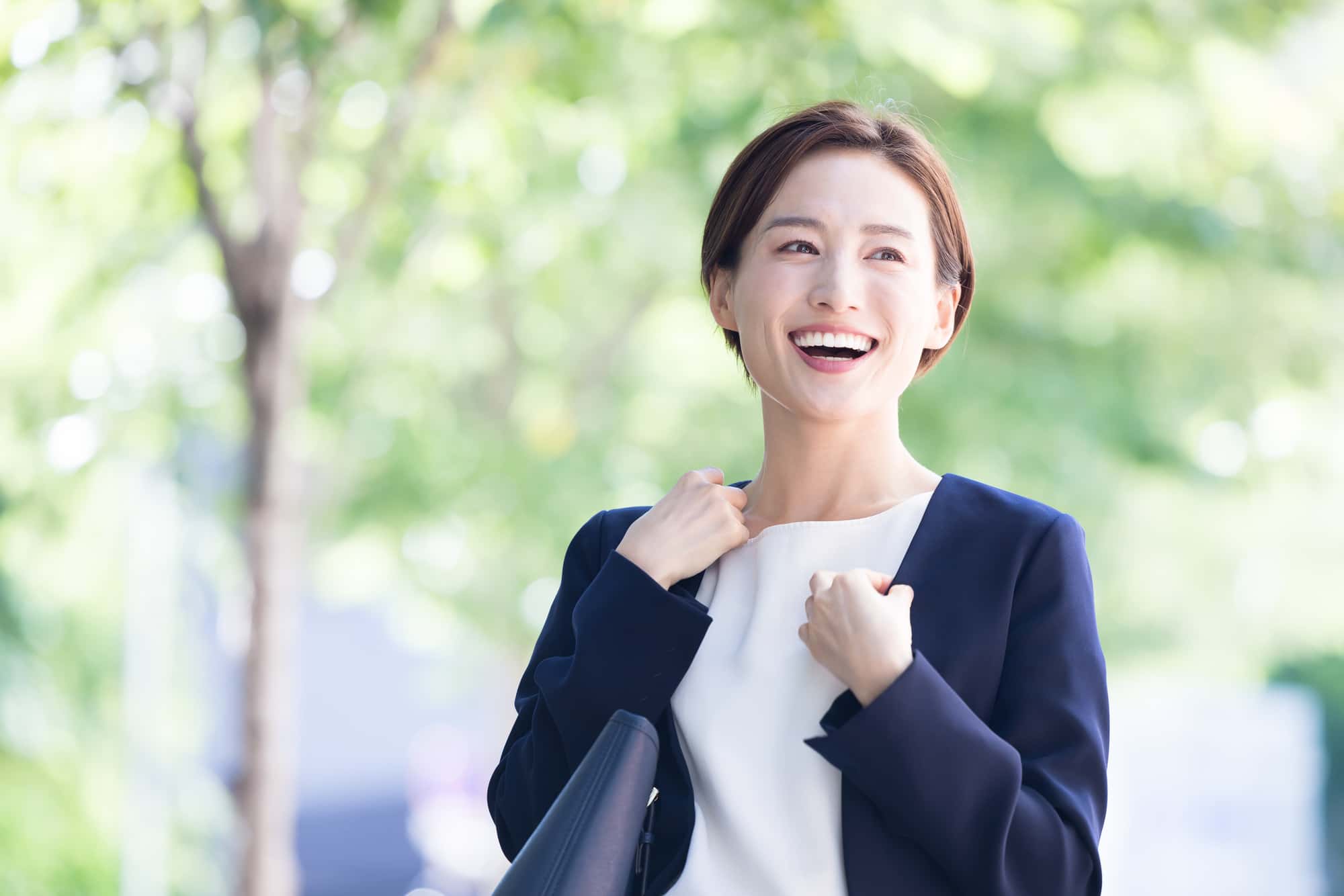 マウスピース矯正で受け口を治して笑顔の女性