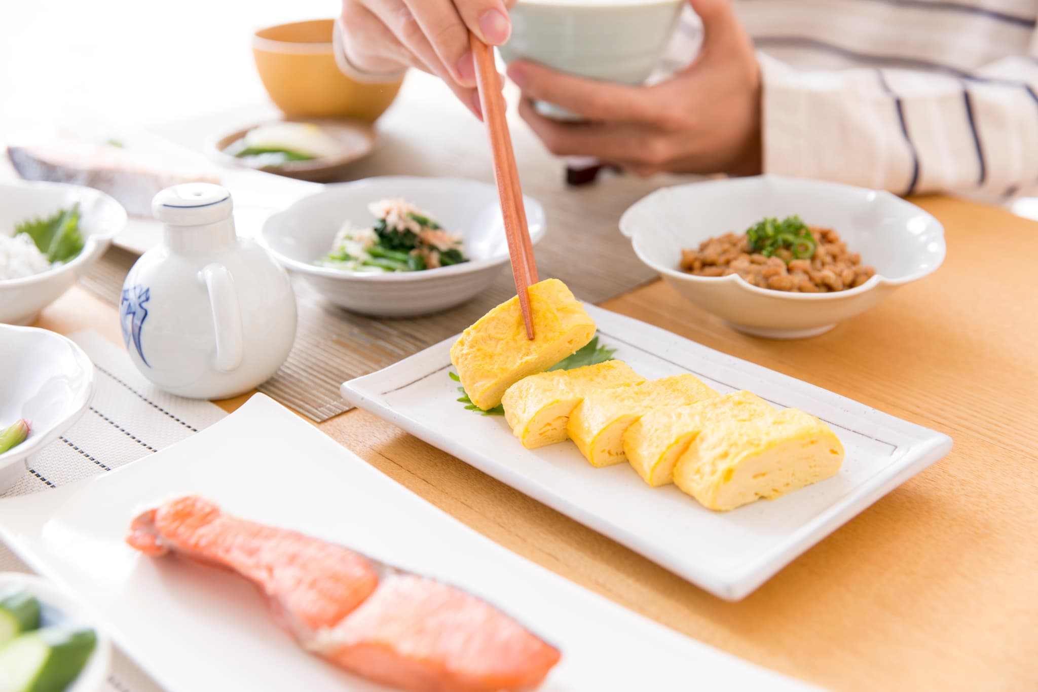 歯周病を予防するためにバランスの良い食事を摂る様子