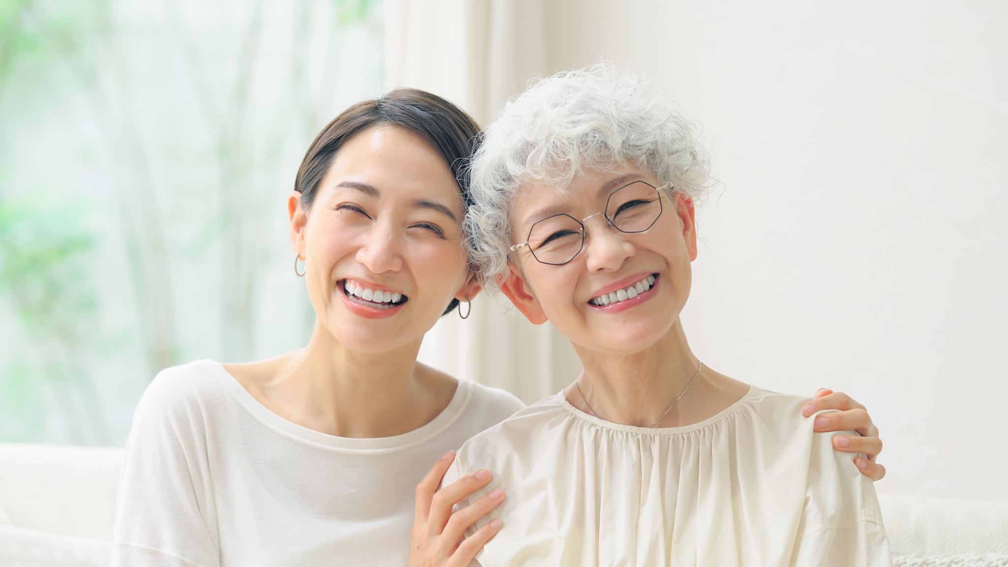 入れ歯を快適に使用し笑顔で過ごす女性