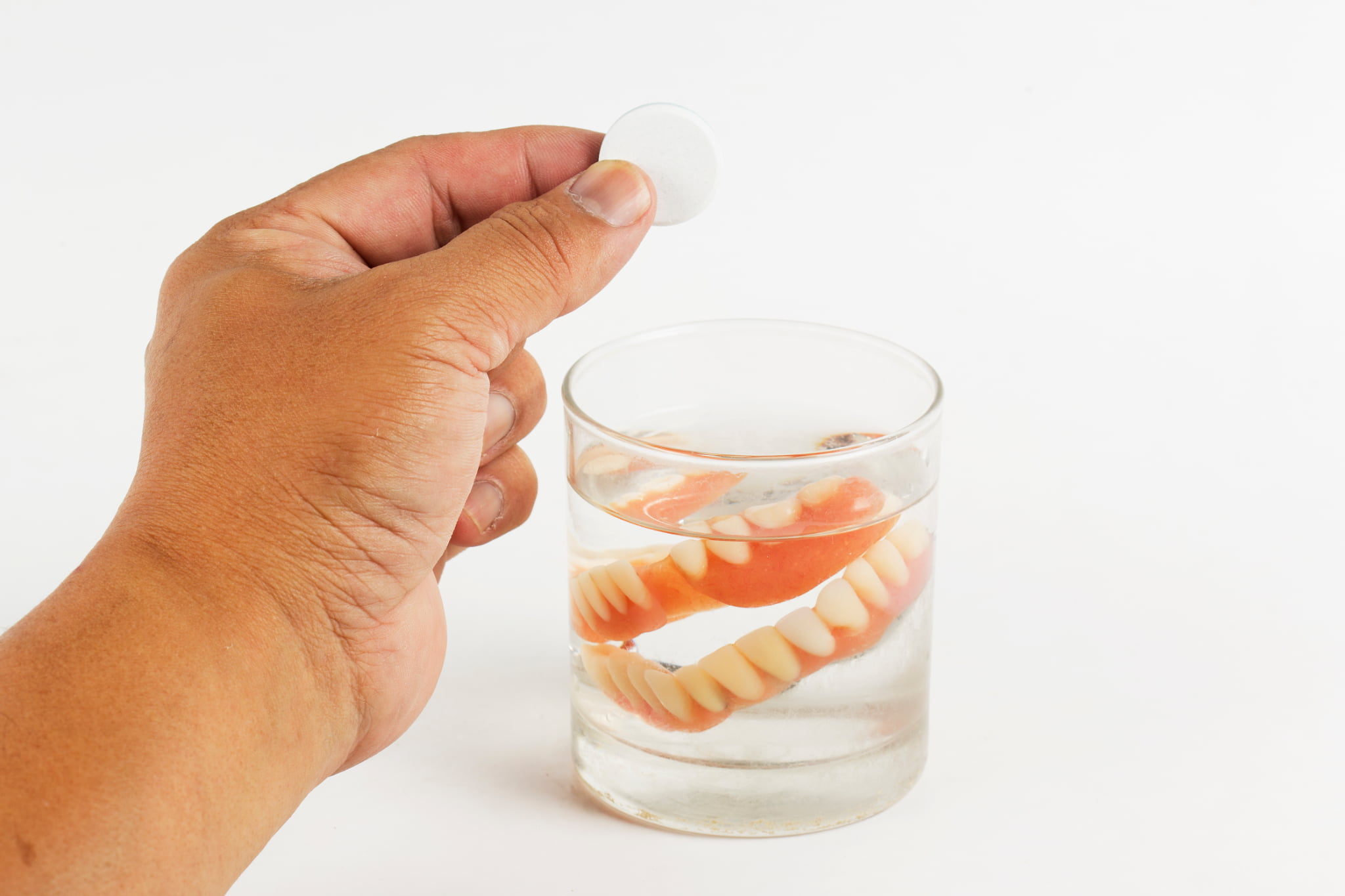 入れ歯を清潔な状態に保つために洗浄剤でお手入れをする様子