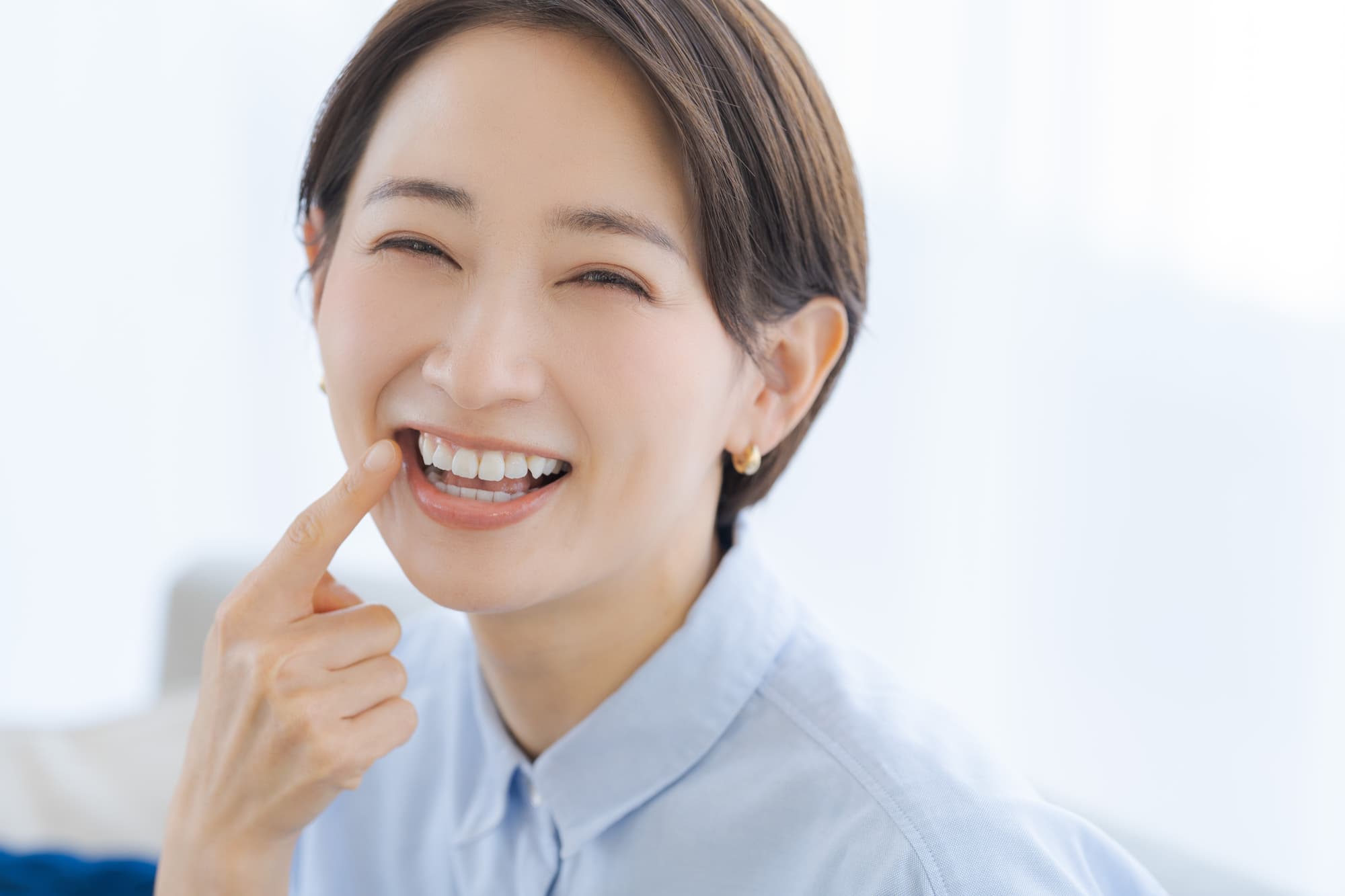 歯周病をケアして健康な歯茎を維持する笑顔の女性