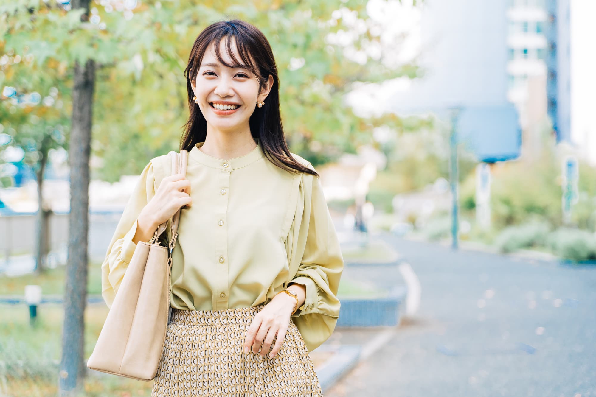 笑顔で街を歩く女性