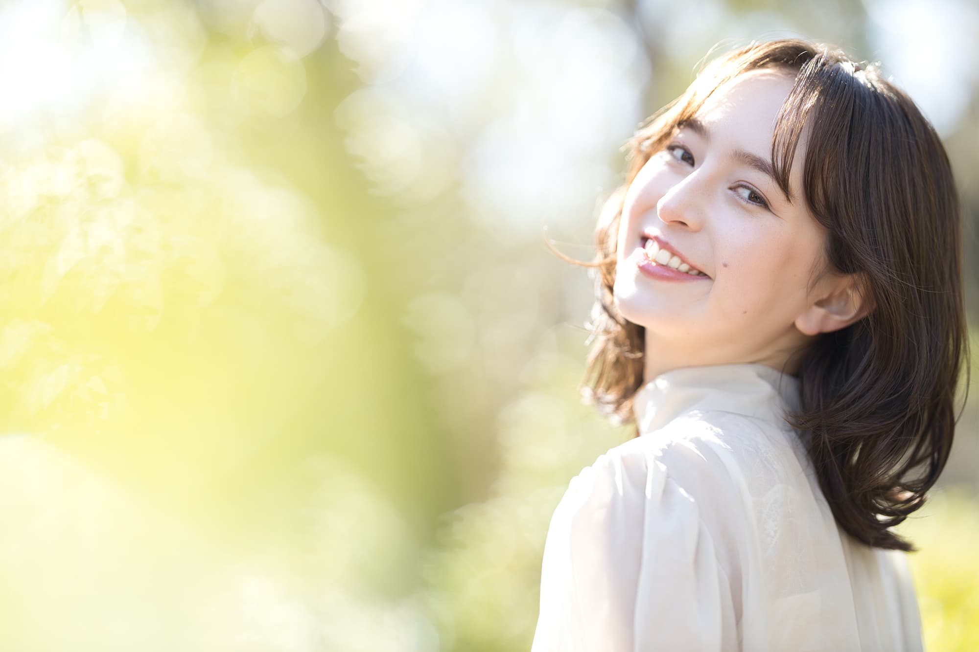 笑顔で振り返る女性