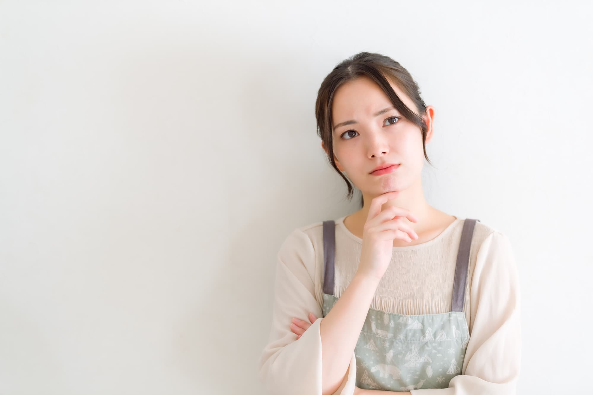 マウスピース矯正で八重歯は治せるのか考える女性