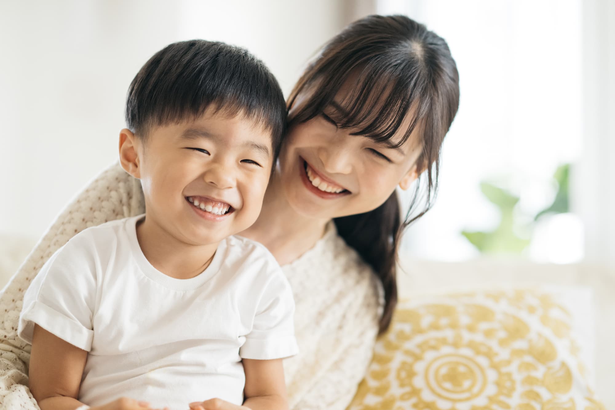 笑顔の男の子と母親
