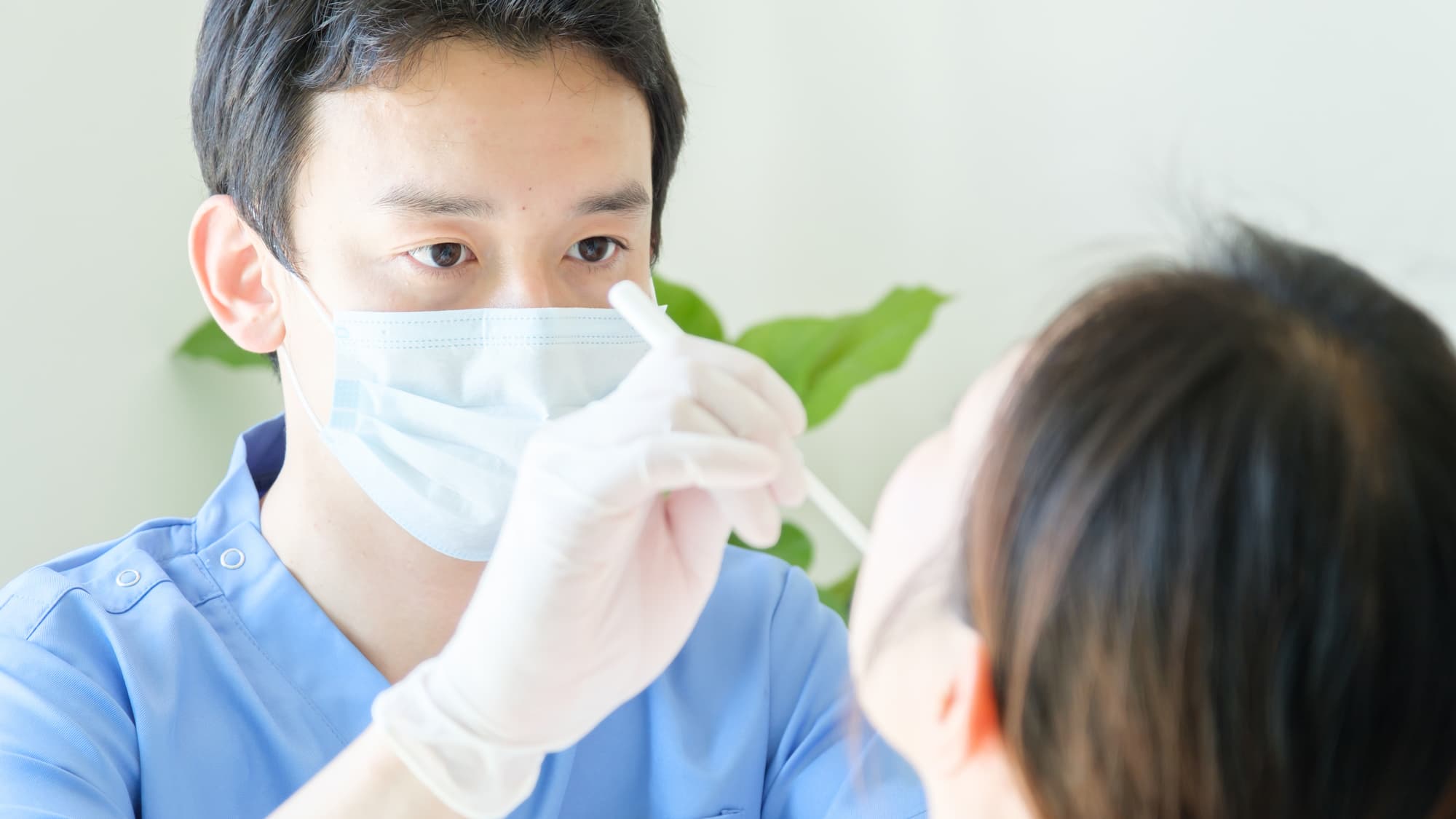 歯科医院でメンテナンスを受ける女性