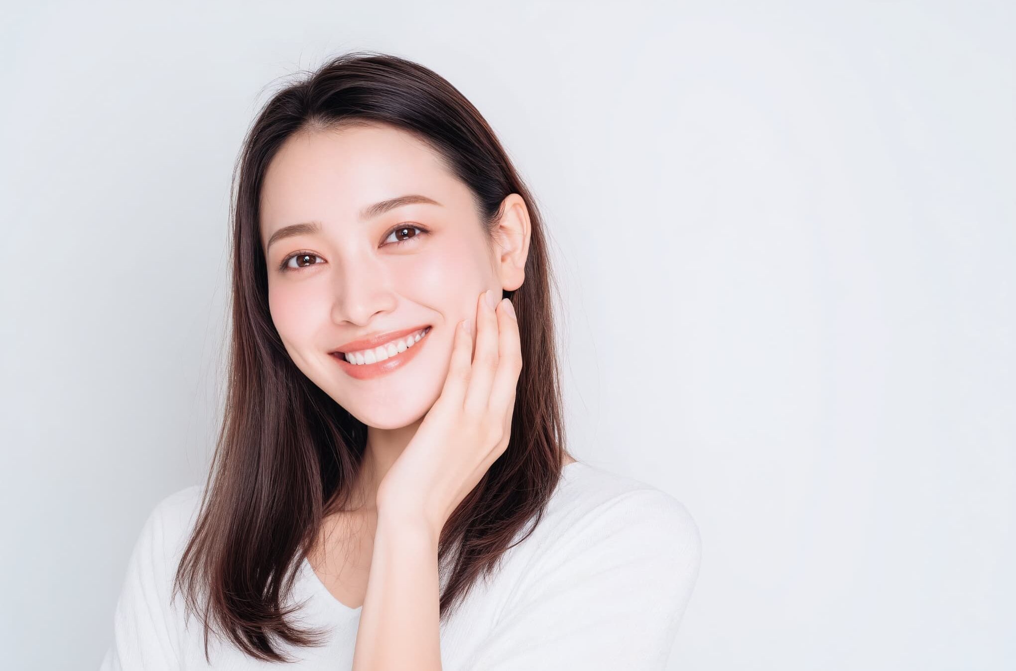 歯の矯正をして綺麗な歯並びを手に入れた笑顔の女性