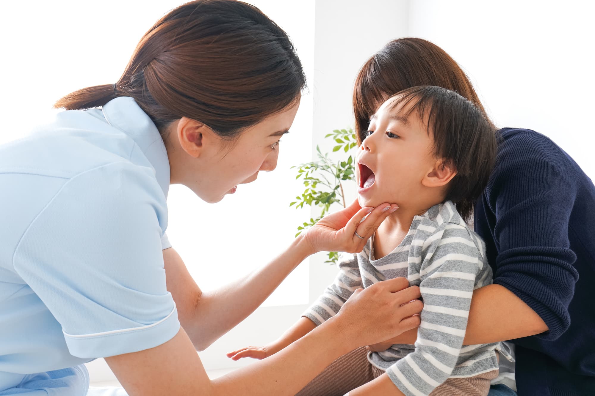 歯科医院を受診する子どもと歯科医師