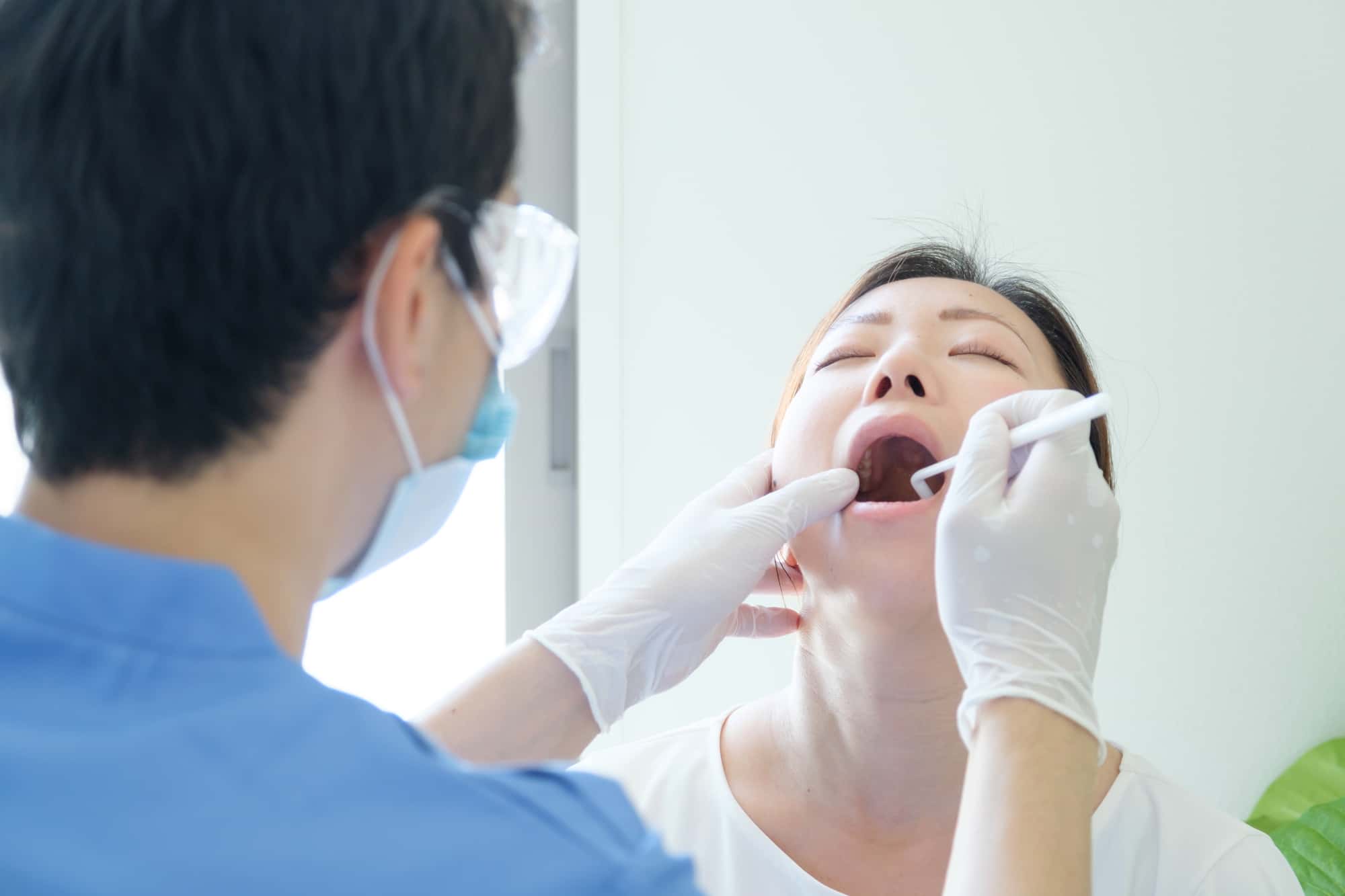 セラミック歯のメンテナンスで口腔内のチェックをするイメージ