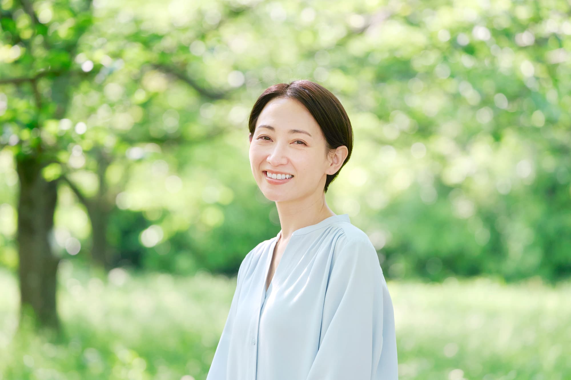 セラミック治療後に適切なメンテナンスを受けている女性のイメージ