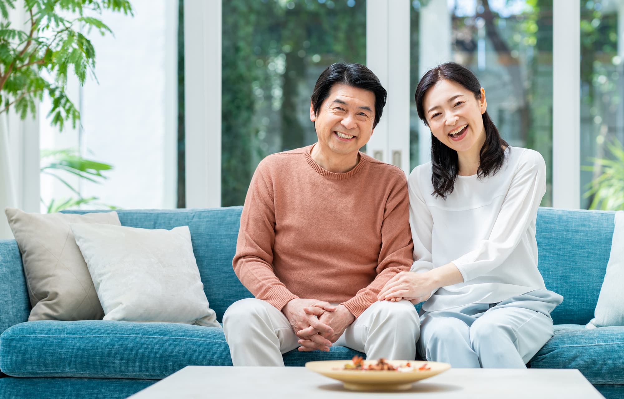 リビングで寄り添う笑顔の夫婦