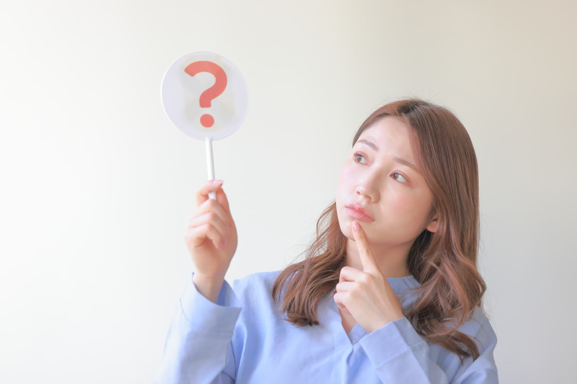すきっ歯のままだとどんなリスクがあるのか疑問を持つ女性