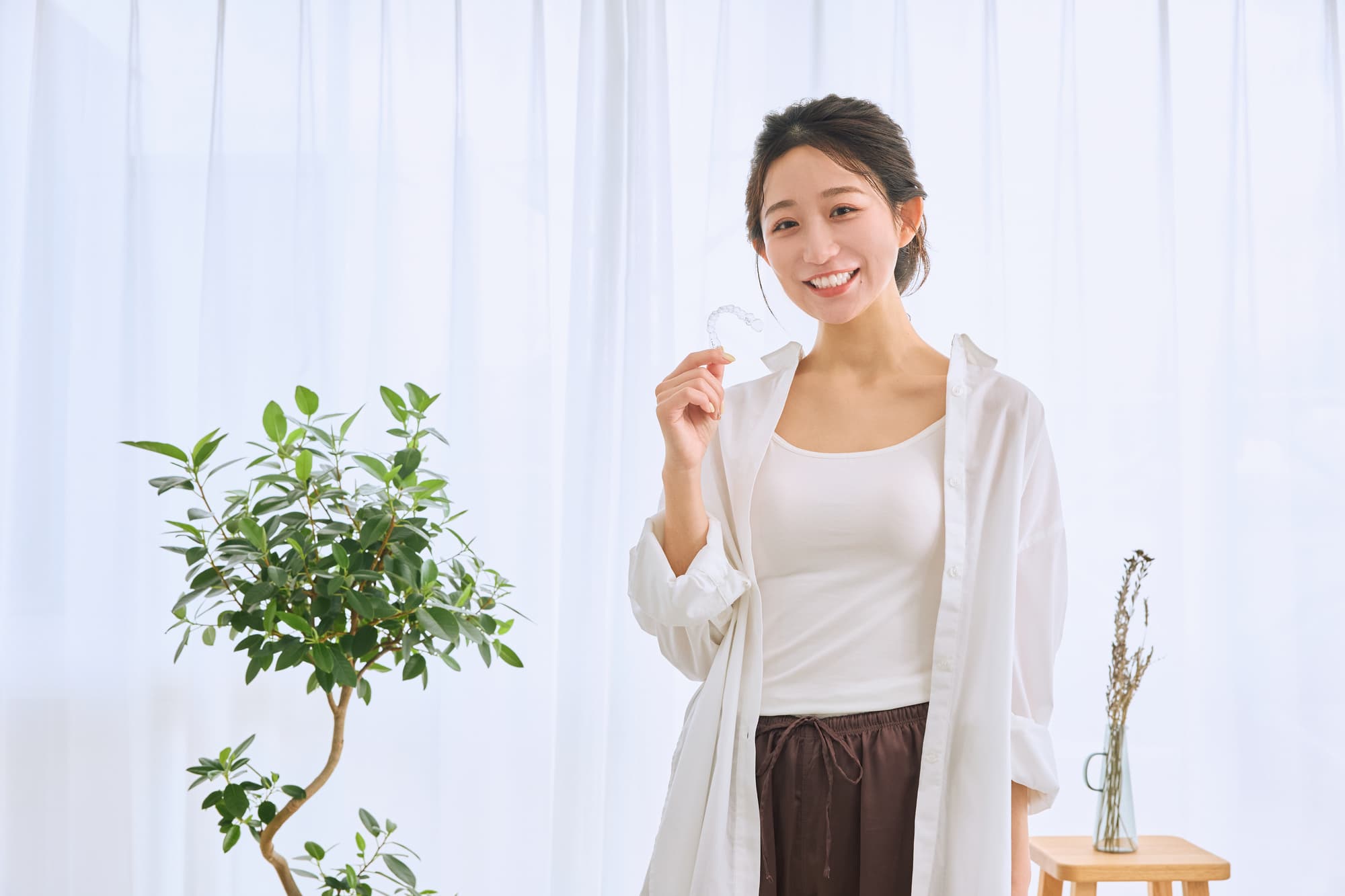 マウスピース矯正ですきっ歯を治療した女性