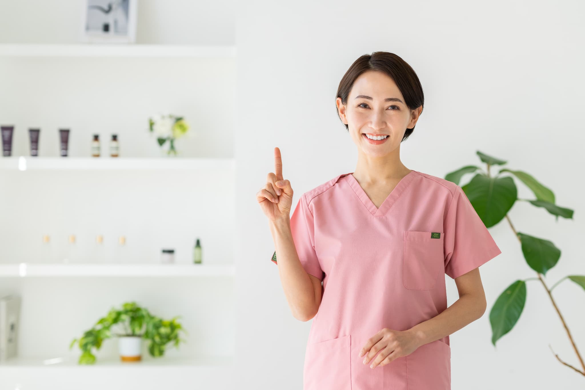 すきっ歯について説明する歯科医師