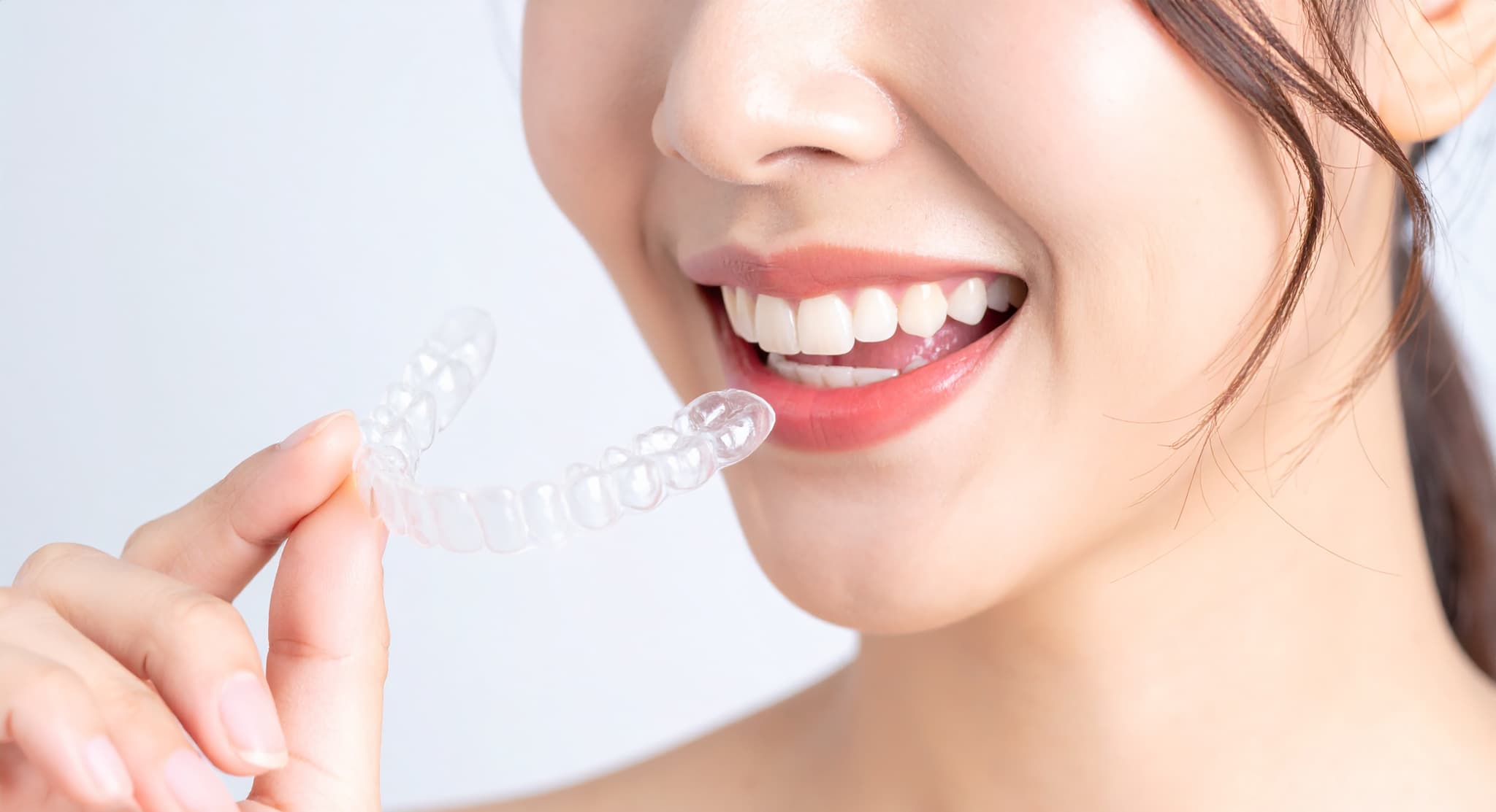 マウスピース矯正で歯列を整える女性