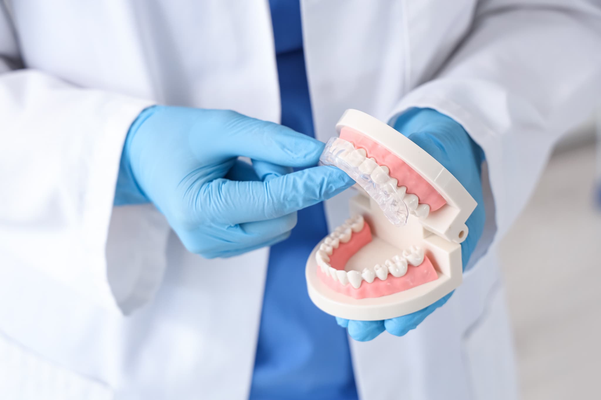 マウスピース矯正の装置が割れ歯科医院で対応してもらう様子