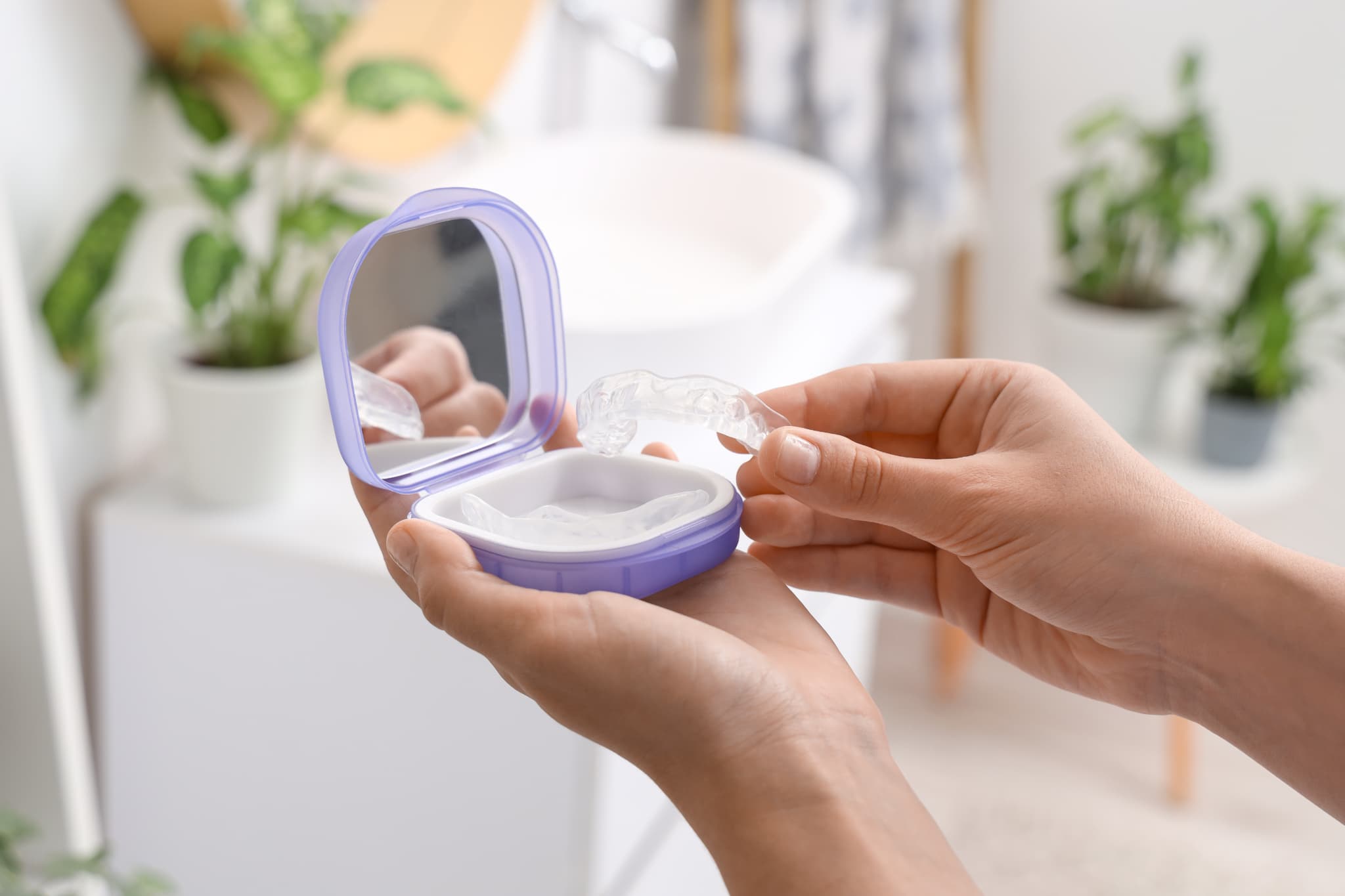 マウスピースが割れるのを防ぐため専用のケースに保管する様子