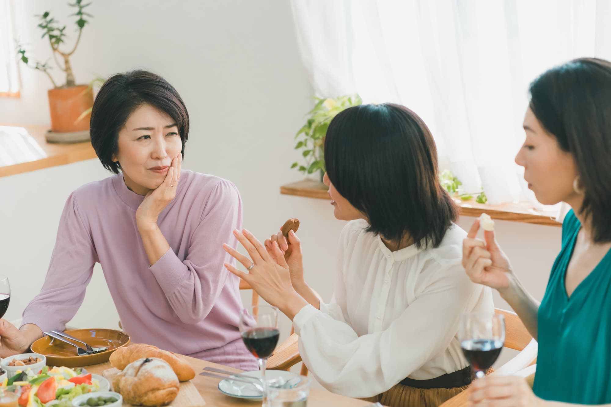 顎関節症になり食事がしずらくなった女性