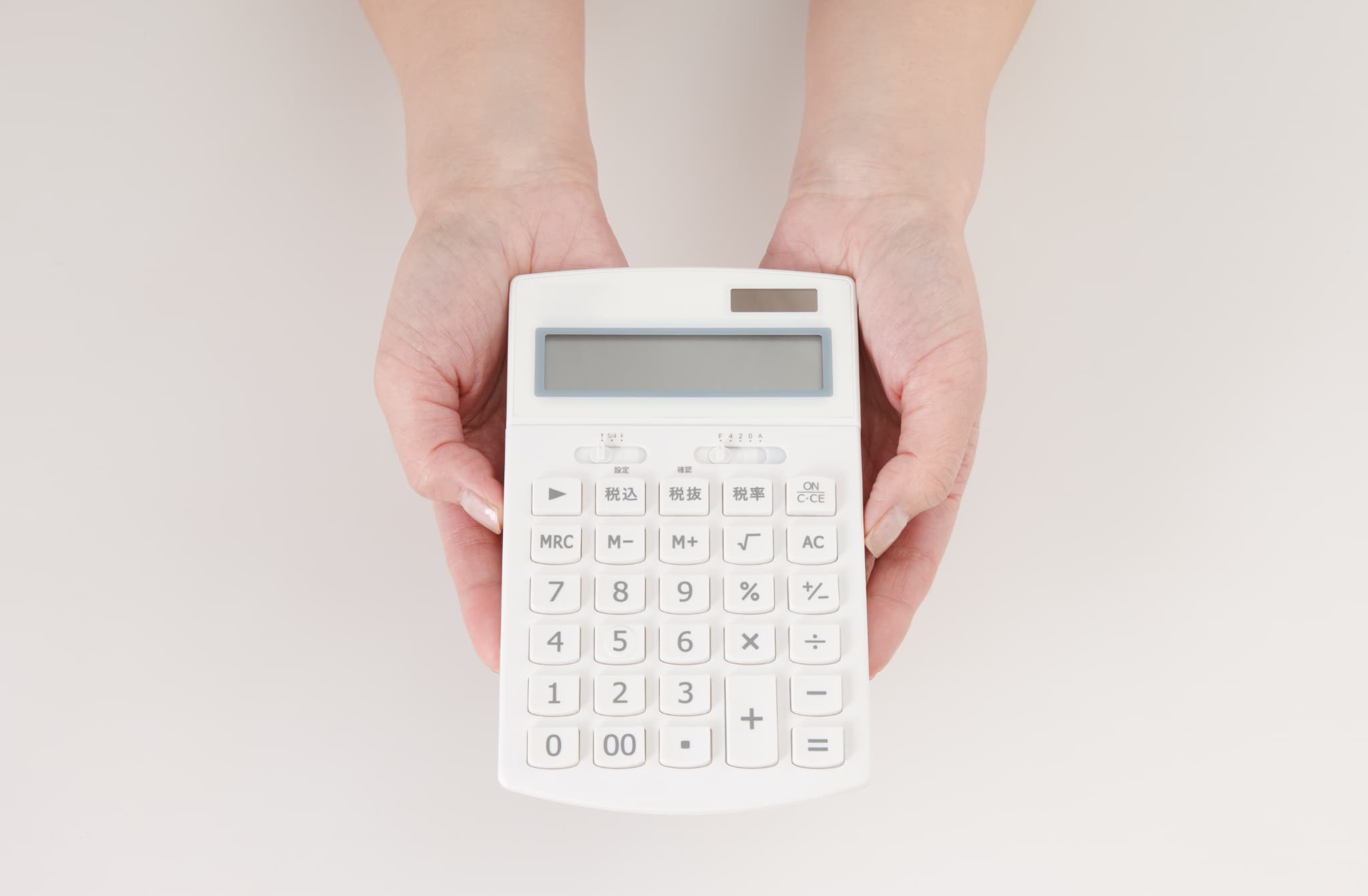 受け口の矯正にかかる費用を電卓で提示するイメージ