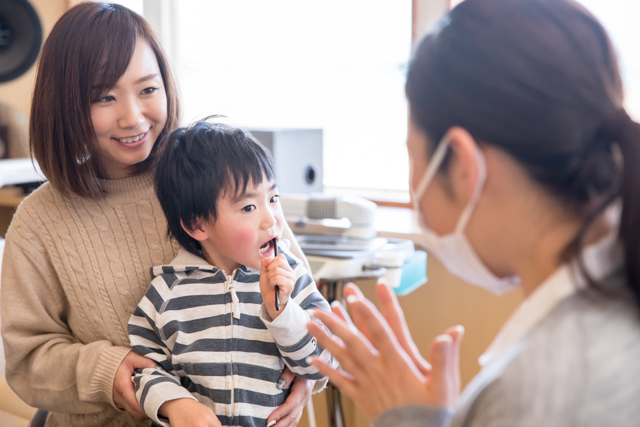 歯磨きする子供をほめる様子