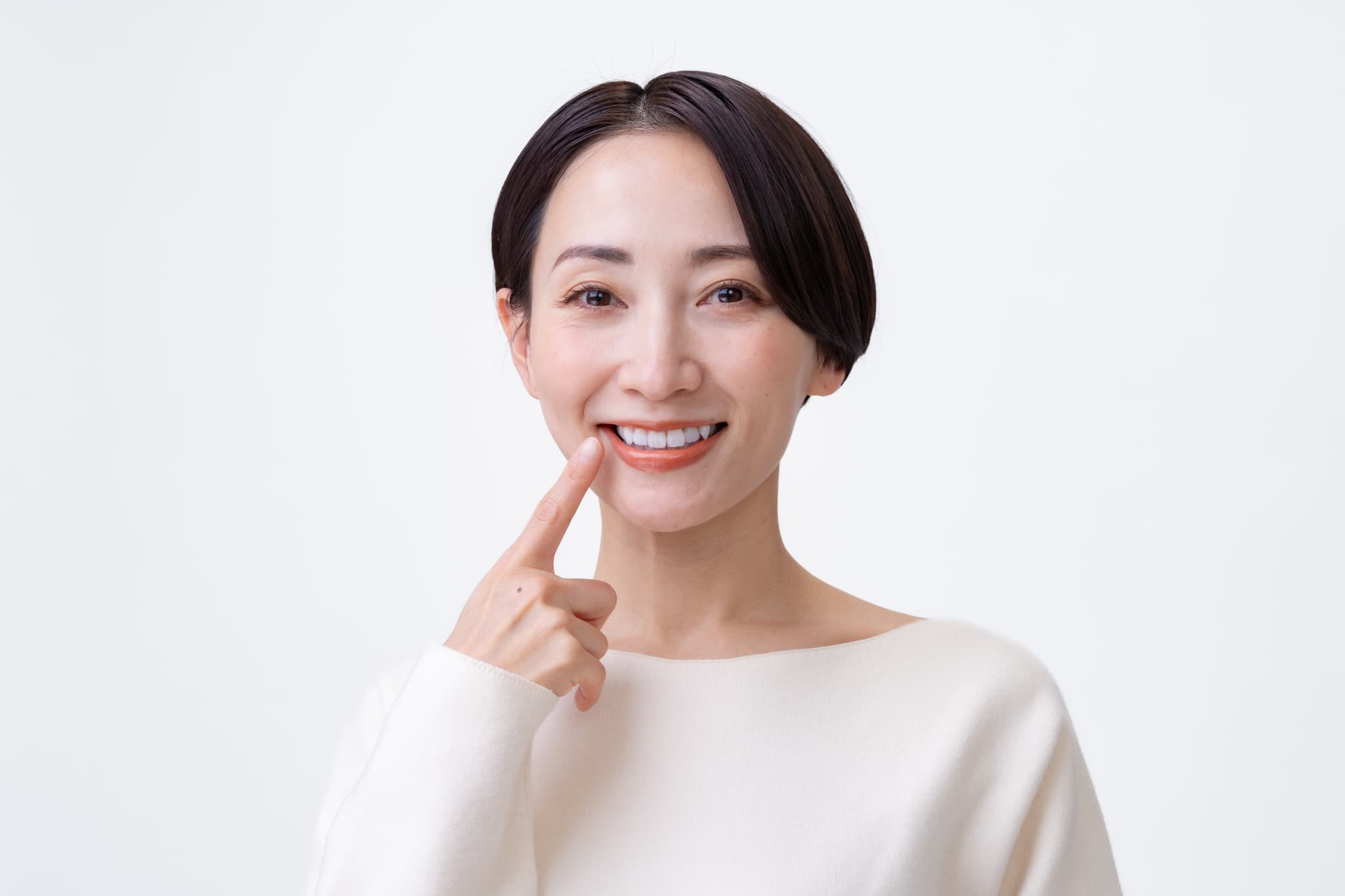 銀歯を白くする治療を受け笑顔を見せる女性