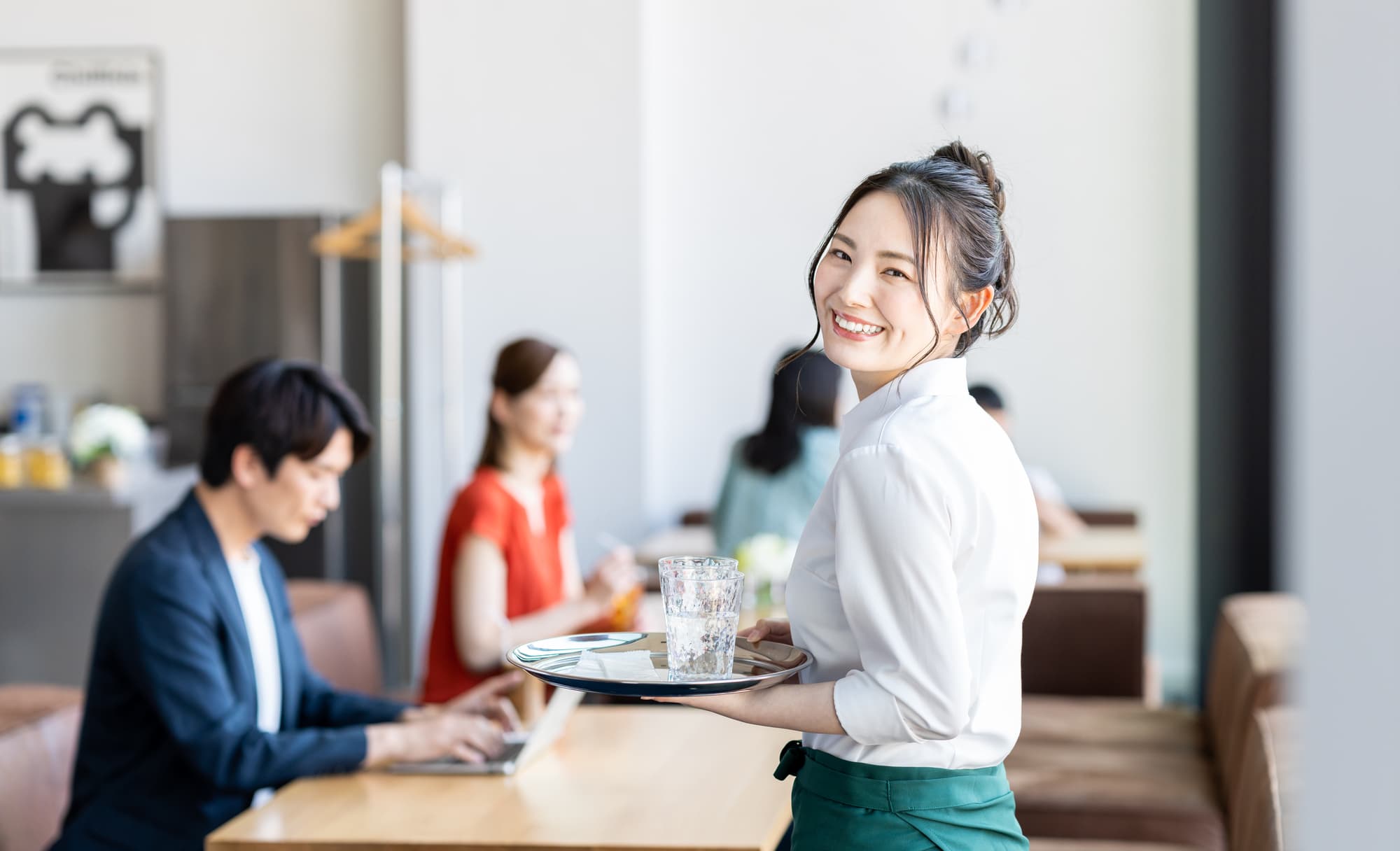 カフェで働く笑顔の女性