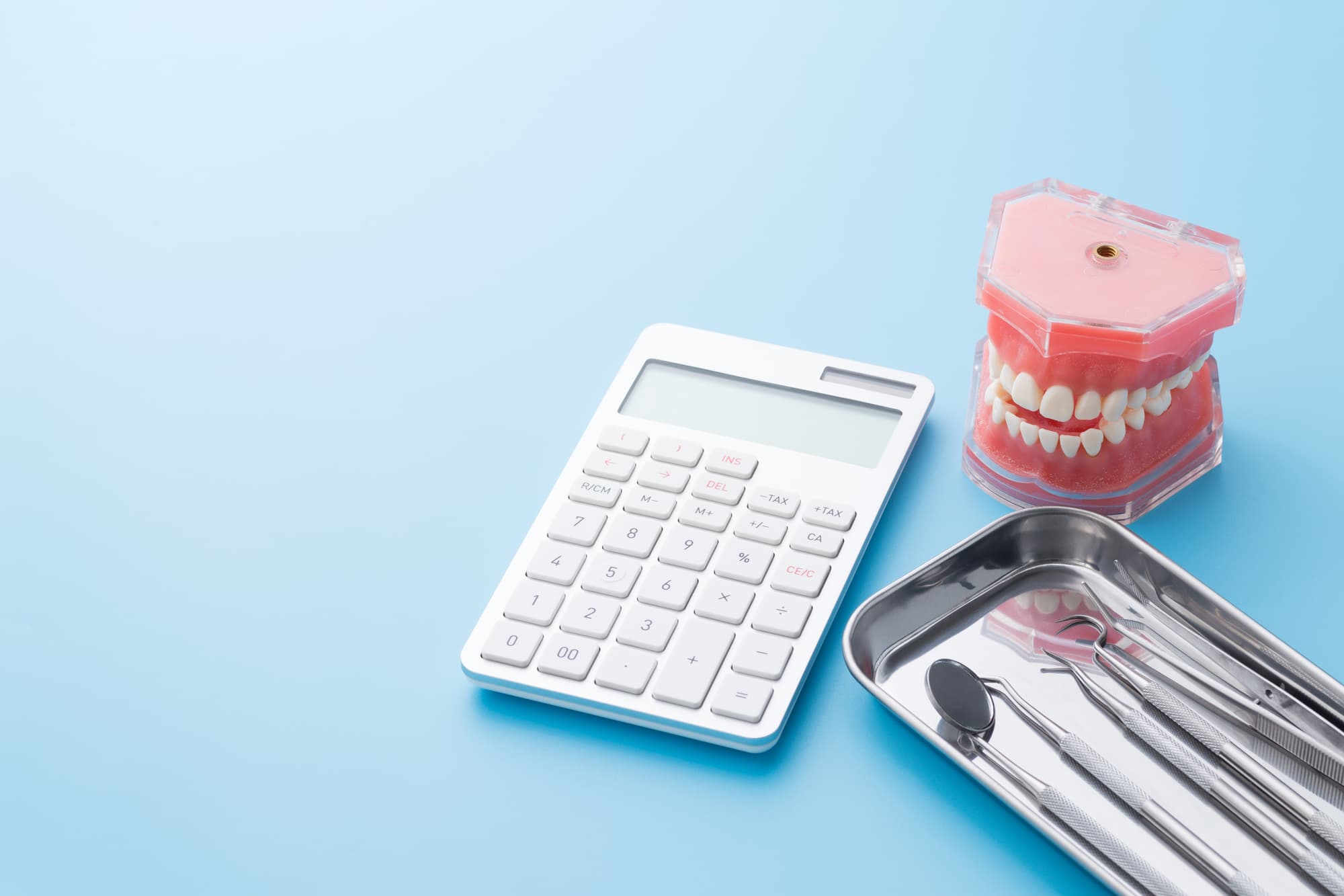 歯の模型や基本セットと電卓