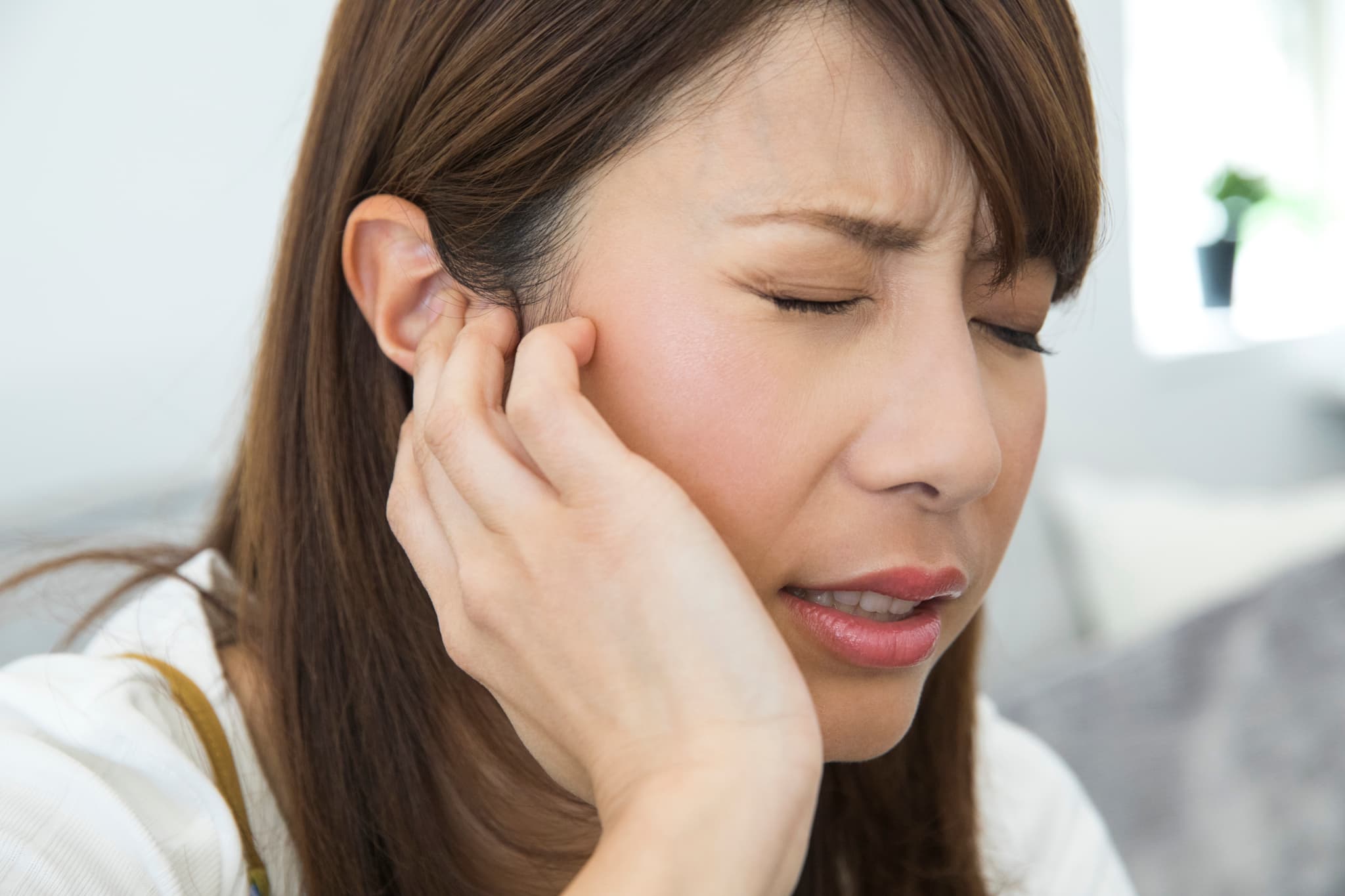 親知らずを痛がる女性