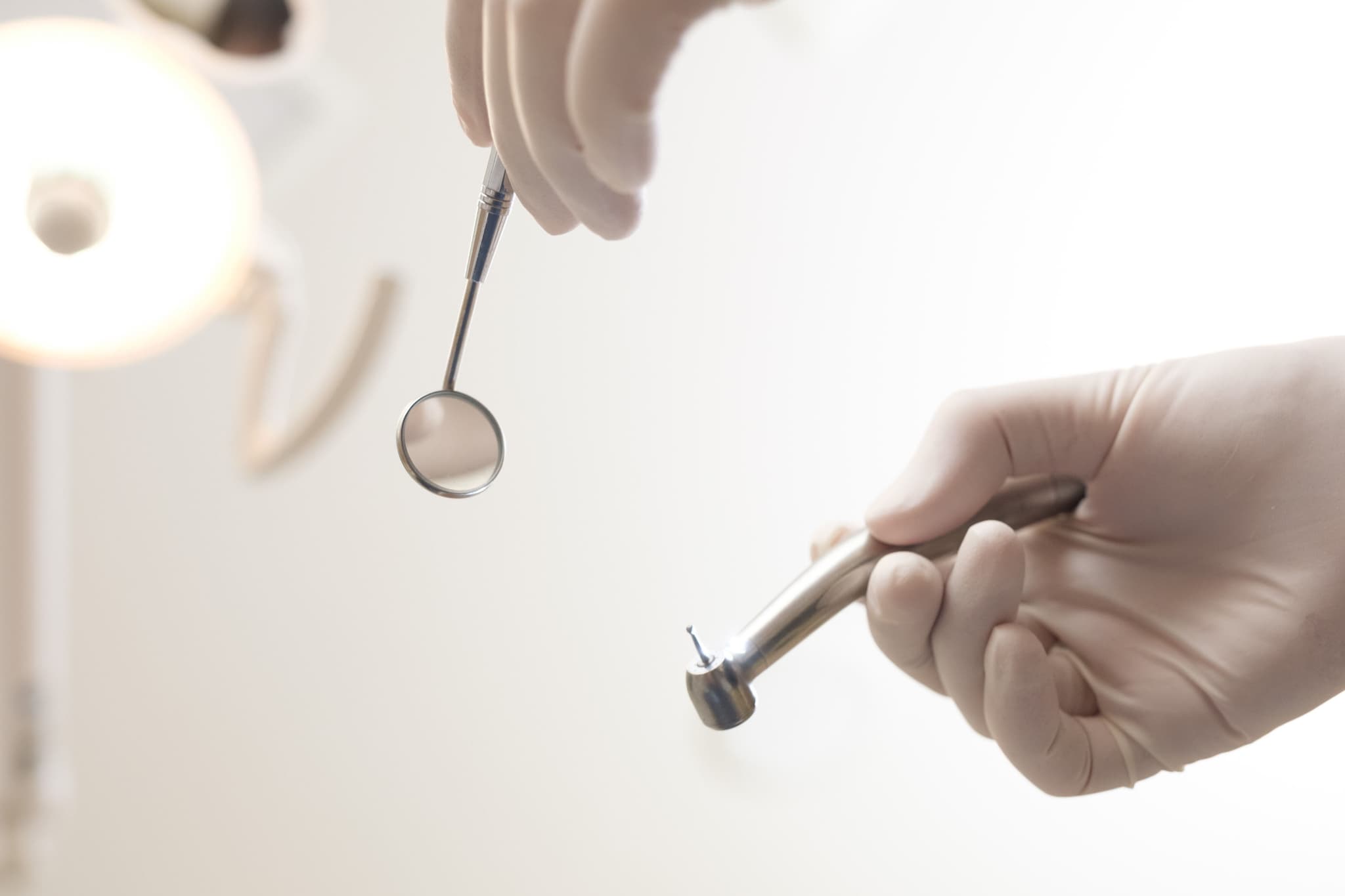 親知らずの虫歯を治療する歯科医師の手元