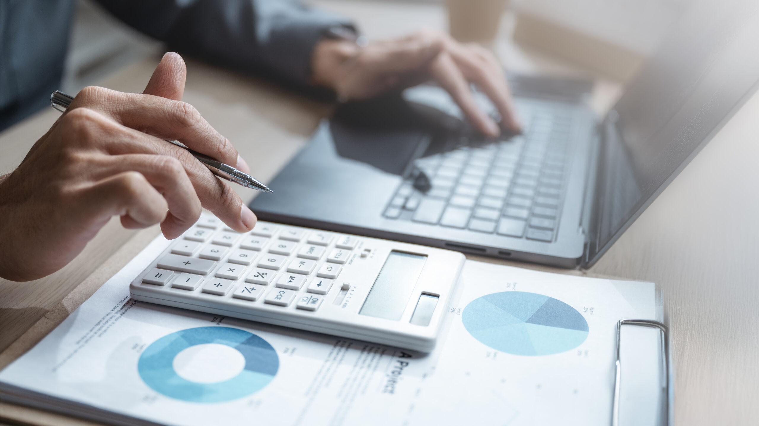 出っ歯を矯正する場合の費用を計算している男性