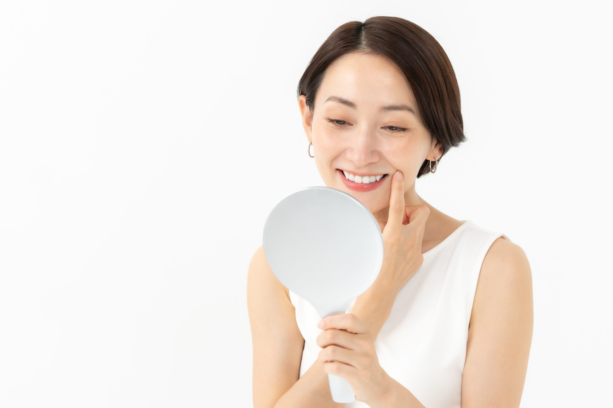 歯周病のサインを見つけ予防するために、日々歯のチェックを欠かさない女性