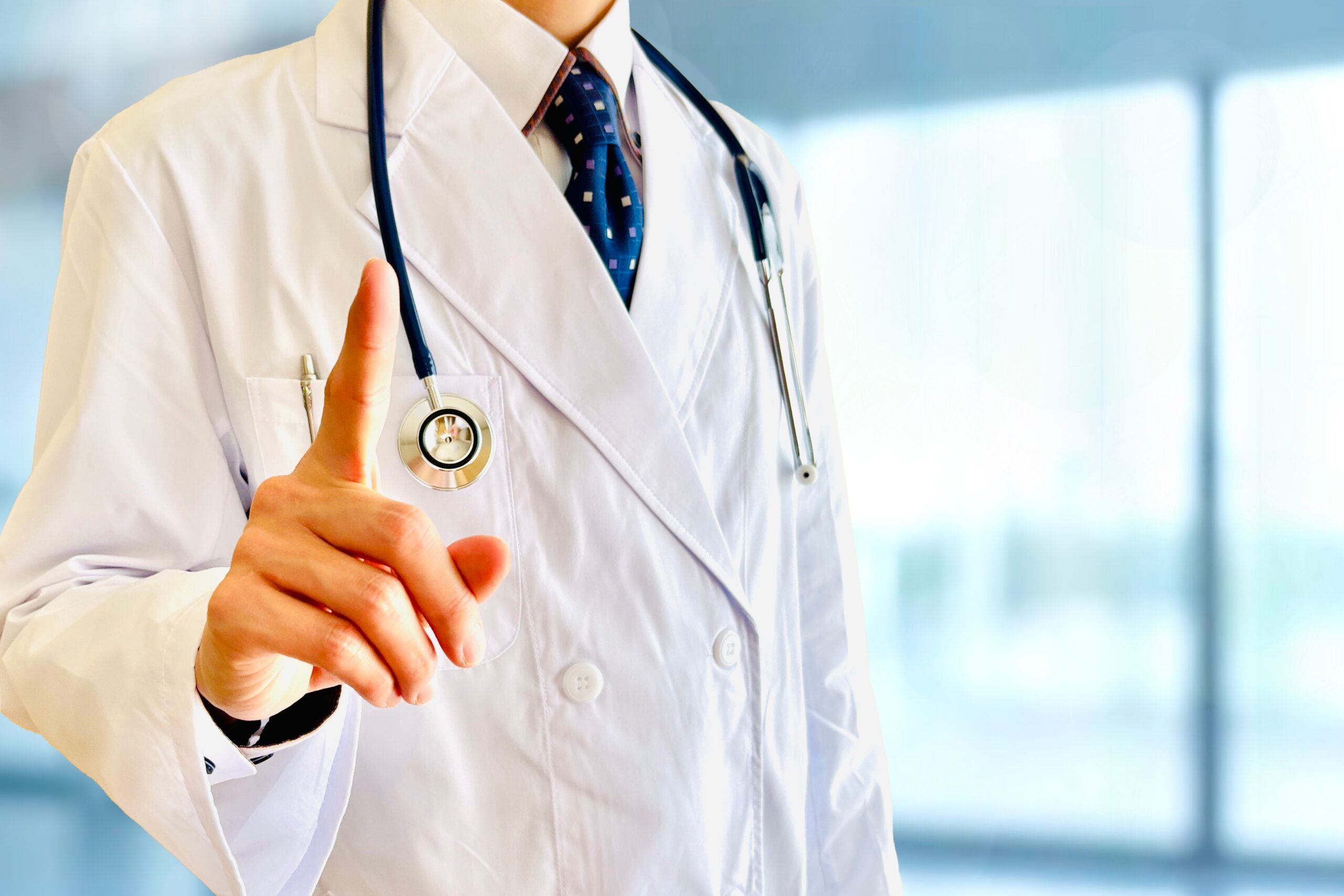 歯周病のサインを見つけ進行を防ぐために大切なことを説明する歯科医師