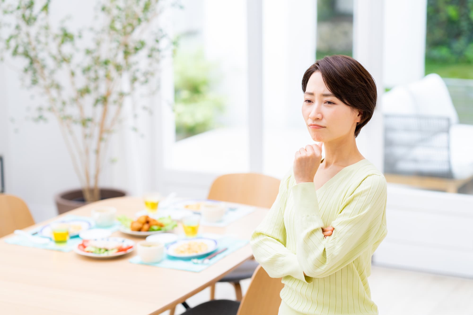 治療中の食事制限はあるのか考える女性